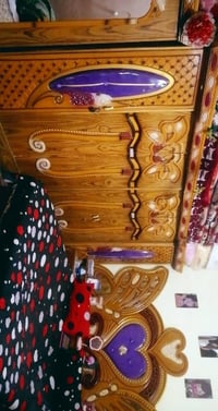حبايب عندي غرفه اخشاب للبيع حلوه ومرتبه ومصارلي اقل الشهر من اشتريته و...