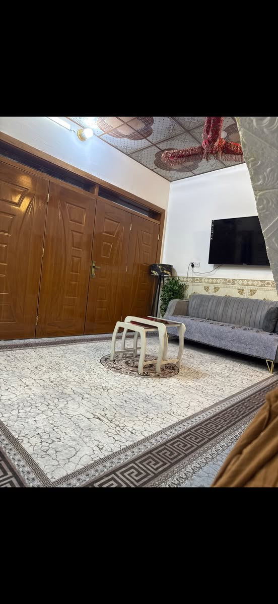 دار للبيع طابو زراعي المساحه ١٢٥ متر يحتوي على غرفه نوم وصاله ومطبخ وحمام داخلي وحمام خارجي واستقبال وطارمه وطابق ثاني يحتوي ع صاله وحمام العنوان كوفه حي ميسان قرب سكله الكرعاوي لاستفسار ع هذا الرقم بي وتساب ***********
