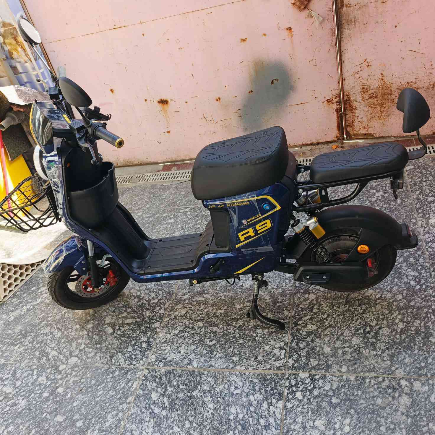 سلام عليكم شباب دراجه شحن R9دراجه جديده كفاله  كفاله عامه كلشي شغال سعر 500وبيه مجال قليل بس شراي يدخل خاص
رقم تلفون ***********
