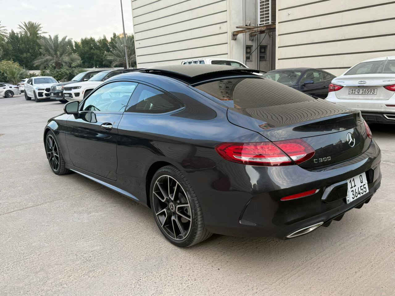 * مواصفات مرسيدس C300 كوبيه 2023: 
* المحرك: محرك تيربو 4 سلندر سعة 2.0 لتر بقوة 255 حصانًا. وارد أميركي �
* ناقل الحركة: أوتوماتيكي 9 سرعات. �
* نظام الدفع: دفع خلفي أو رباعي (4MATIC). �
* التسارع: من 0 إلى 100 كم/ساعة في 5.3 ثانية (4MATIC). �
* الميزات الداخلية:
    * إضاءة محيطية بـ 64 لونًا. �
    * نظام صوت Burmester ثلاثي الأبعاد (اختياري). �
    * مقاعد أمامية مدفأة. �
    * تشطيبات داخلية من الخشب ومفاتيح لمسية. 

    * كاميرا 360 درجة. �
    * مساعد النقطة العمياء. �
    * نظام تحكم تلقائي في المناخ. �
    * نظام ملاحة. �
    * فتحة سقف بانورامية 

      حادث السياره جاملغ خلفي جهه السائق 
     بدون دواخل وبدون ايرباك السياره ماشيه 
     24الف مايل السياره مكاني بغداد  
الاتصال *********** واتساب
السعر :29,000$
