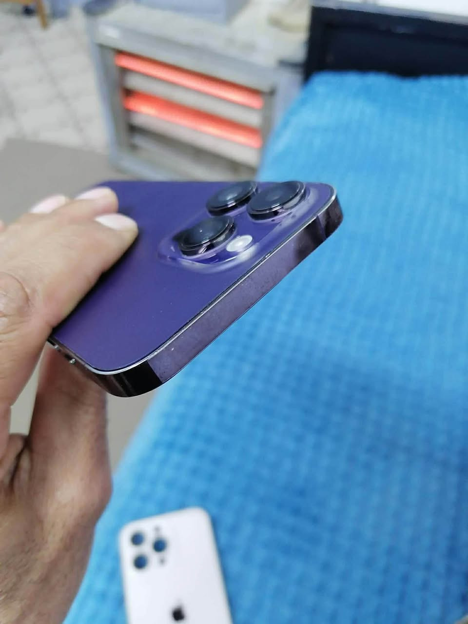 ايفون 14 بروماكس 
ذاكرة 128 
تك سيم
نظيف جدا فقط بطارية مبدلة نوعية ممتازة
والباقي كلو شرط انطيك ضمان اسبوع كامل 
السعر 650 الف 
*********** مكاني القيارة
