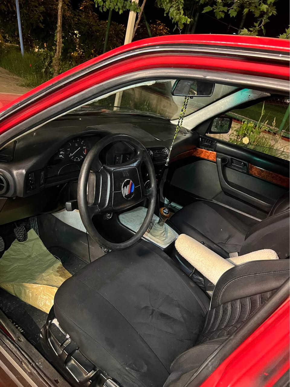 بۆ فرۆشتن: BMW 520
 جۆر: BMW 520
 مۆدێل: 1995
: "دەعامی بۆ دەعامی" بەشەرت، بەبێ کێشە و کەم و کوڕی.
تایبەتمەندی و مواسەفات:
 مواسەفات: فول فول.
 سیستەمی کارەبایی: جام کارەبایی، قوفڵ مەرکەزی، ABS.
تەبرید :  (سارد و گەرم) بەشەرت.
: سلاید، ڕەنگکراوی (سبوغ عام) تەنها بۆ جوانی .
تێبینییەکان:
 هەموو گیان و پێکهاتەی سەیارەکە "تەقە و ڕەقە" بەشەرت.
 ئاڕم، سەنەوی، و هەموو ئەوەڵیاتەکانی بەشەرتە.
نرخ: [43 و مەجال ] أربيل, العراق


**إذا كنت صاحب هذا الإعلان وتريد حذفه لأي سبب، رجاءا أرسل رسالة إلى الدعم الفني**