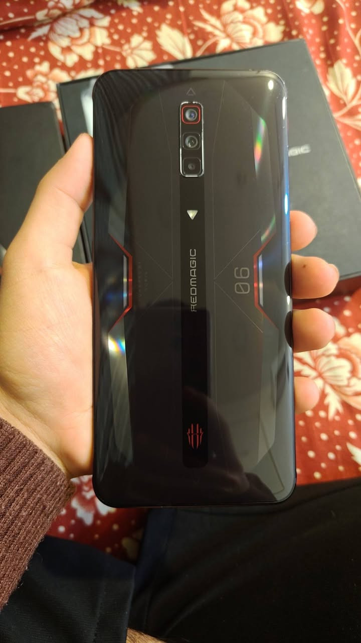 ريد ماجك 6
المساحه 128GB
جهاز مستعمل نظيف بدون شاحنه بس كارتونه كامله وكفرات 
ثنين ويا الي بالصورة 
السعر 250 ألف وبي مجال بسيط
واتساب ***********
العنوان بغداد
