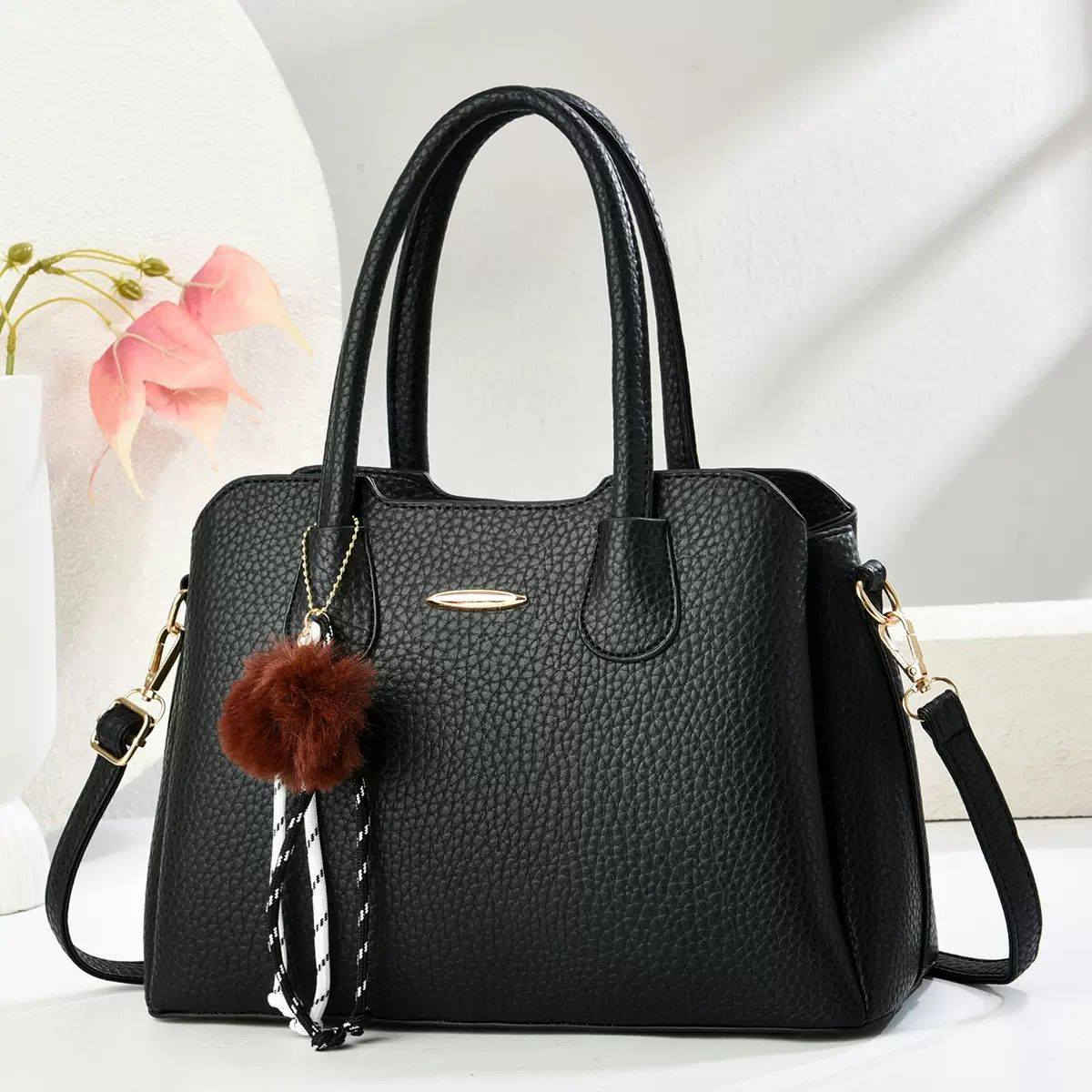 حقيبة جلد سوبر كواليتي عالي ✨️
حقيبة جلد (حجم كبير) بنقشة مميزة وتفاصيل ذهبية راقية
​الملحقات: حزام كتف طويل + ميدالية 
​للطلب والاستفسار: مراسلتنا عبر الخاص 📥
أو واتساب: [ ***********] 📞
​توجد خدمة توصيل لجميع المحافظات 🚚
العنوان // كربلاء شارع النهر قريبا 
#viralvideo #لايكات #محمود_الجبلي #كربلاء #كربلاء_مدينة_العشق_والعاشقين
