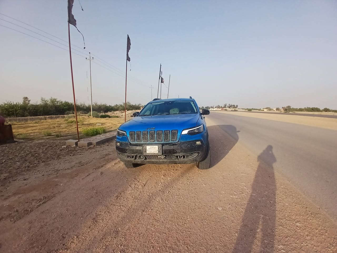 السلام عليكم من رخصة الادمن 🌓
سيارة جيب شيروكي (المعروفة محلياً في العراق باسم "بزون") بفئة تريلهوك (Trailhawk) موديل 2022 هي النسخة المخصصة للطرق الوعرة والقاسية. 

Fresno Chrysler Dodge Jeep RAM
 +1
إليك كامل المواصفات التفصيلية للسيارة:
⚙️ المحرك والأداء (المواصفات الميكانيكية)
المحرك: يأتي بسعة 3.2 لتر (Pentastar V6) سداسي الأسطوانات (6 سلندر).
القوة الحصانية: تولد السيارة 271 حصان.
عزم الدوران: يصل إلى 324 نيوتن/متر.
ناقل الحركة (الكير): أوتوماتيكي متطور من 9 سرعات (نمر).
نظام الدفع: دفع رباعي مستمر (4x4 / فور ويل) مجهز بنظام (Jeep Active Drive Lock) المخصص للظروف الصعبة مع قفل دفرنش خلفي (Diff-Lock).
وضعيات القيادة: نظام (Selec-Terrain) الذي يوفر 5 وضعيات قيادة تناسب جميع التضاريس (صخور، رمال/طين، ثلوج، رياضي، أوتوماتيكي). 

Cartea UAE
 +4
🌲 التصميم الخارجي والصلابة
الشكل والهيكل: تتميز فئة التريلهوك بارتفاع أعلى عن الأرض مقارنة بالفئات العادية لتسهيل عبور الصخور والمياه.
الإطارات والويلات: جنوط (ويلات) ألمنيوم مخصصة للطرق الوعرة قياس 17 إنش مع إطارات خشنة (All-Terrain).
الخطافات الهجومية: تحتوي على قلابات سحب بلون أحمر مميز في الأمام والخلف.
الحماية السفليّة: ألواح حديدية (تصفيح سفلي) لحماية المحرك وخزان الوقود من الصدمات.
الإضاءة: مصابيح أمامية زينون أو LED متطورة مع كشافات ضباب، وإشارات بالمرايا الجانبية المزودة بهيترات (تدفئة). 

Fresno Chrysler Dodge Jeep RAM
 +2
🛋️ المقصورة الداخلية والرفاهية
المقاعد: كشنات جلد طبيعي أصلي، مع تحكم كهربائي للمقاعد الأمامية.
الشاشات: شاشة وسطية لمس كبيرة قياس 8.4 إنش تدعم أنظمة آبل كاربلاي (Apple CarPlay) وأندرويد أوتو (Android Auto) ونظام الملاحة (GPS)، بالإضافة إلى شاشة رقمية ثانية في لوحة العدادات لعرض أعطال ومعلومات السيارة.
التبريد: تكييف مركزي قطعتين (أمامي وخلفي).
التشغيل: تشغيل السيارة عن بعد بواسطة الريموت، وبصمة تشغيل (دكمة) وبصمة أبواب.
إضافات أخرى: فتحة سقف (بانوراما في بعض النسخ)، ستيرن متحرك ومطعم بالجلد مع تحكم كامل، نقطة كهرباء منزلية (بلك سويتش) في الخلف، وجنطة خلفية تفتح وتغلق كهربائياً. 

Auto123
 +3
🛡️ أنظمة الأمان والرادارات
تعتبر سيارة البزون تريلهوك 2022 مدججة بالتقنيات الأمنية لحماية الركاب:
الوسائد الهوائية: تحتوي على 12 وسادة هوائية (إيرباك) لحماية كاملة لجميع الركاب.
الرادارات: رادار أمامي لتجنب الاصطدام، ورادارات جانبية للمساعدة في البقعة العمياء.
حساسات وكاميرا: حساسات أمامية وخلفية مع كاميرا خلفية دوارة ونظام مانع الاصطدام الذاتي عند الرجوع للخلف.
الأنظمة الذكية: نظام الحفاظ على المسار، مثبت السرعة الذكي، مانع الانزلاق (ABS + TCS)، والسيارة سعرها  عارقم الموجود وهاي جميع مواصفاتها ماعدا ألفتح للاستفار عن التفاصيل الرقم موجود *********** هاذا رقم صاحب السيارة وشكرأ للجميع
