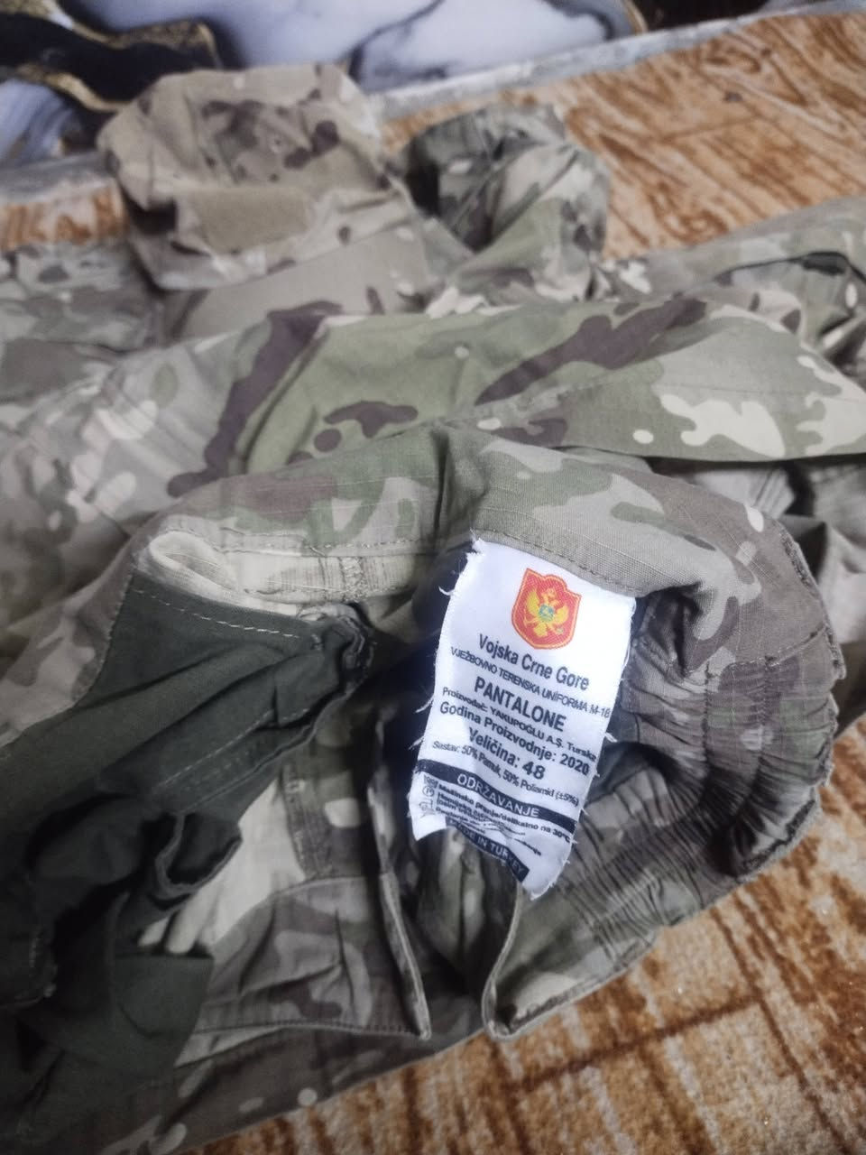 السلام عليكم بدلات اصليات بريطانيا الكمر 36 اكس لارج الرقم ***********
