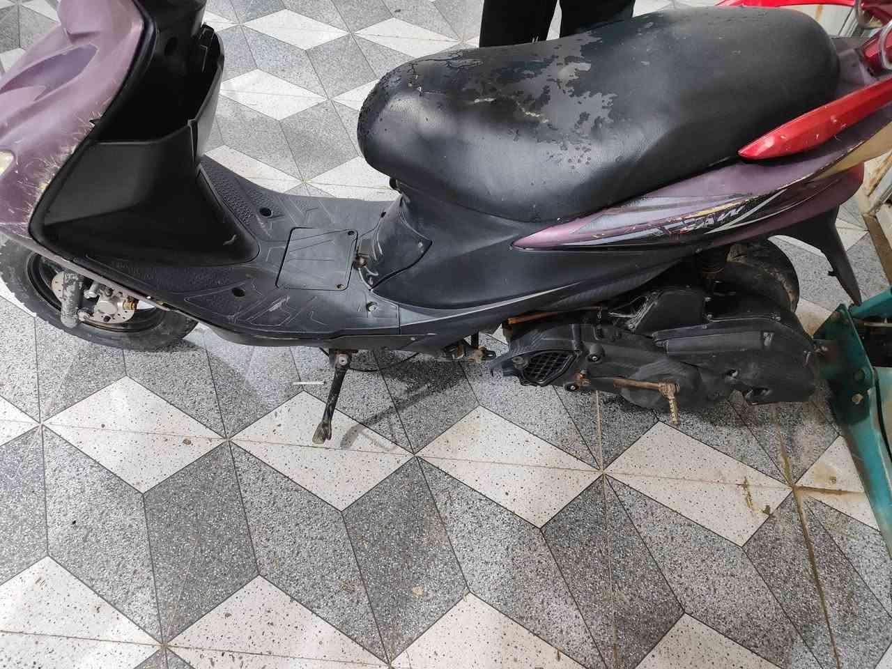 سلام عليكم دراجة ادرس ماليزي شغاله تجفيت جديد كابريتر اصلي هندر والسلف نقصها بس باتري السعر 175 وبيها مجال 
الرقم ***********
