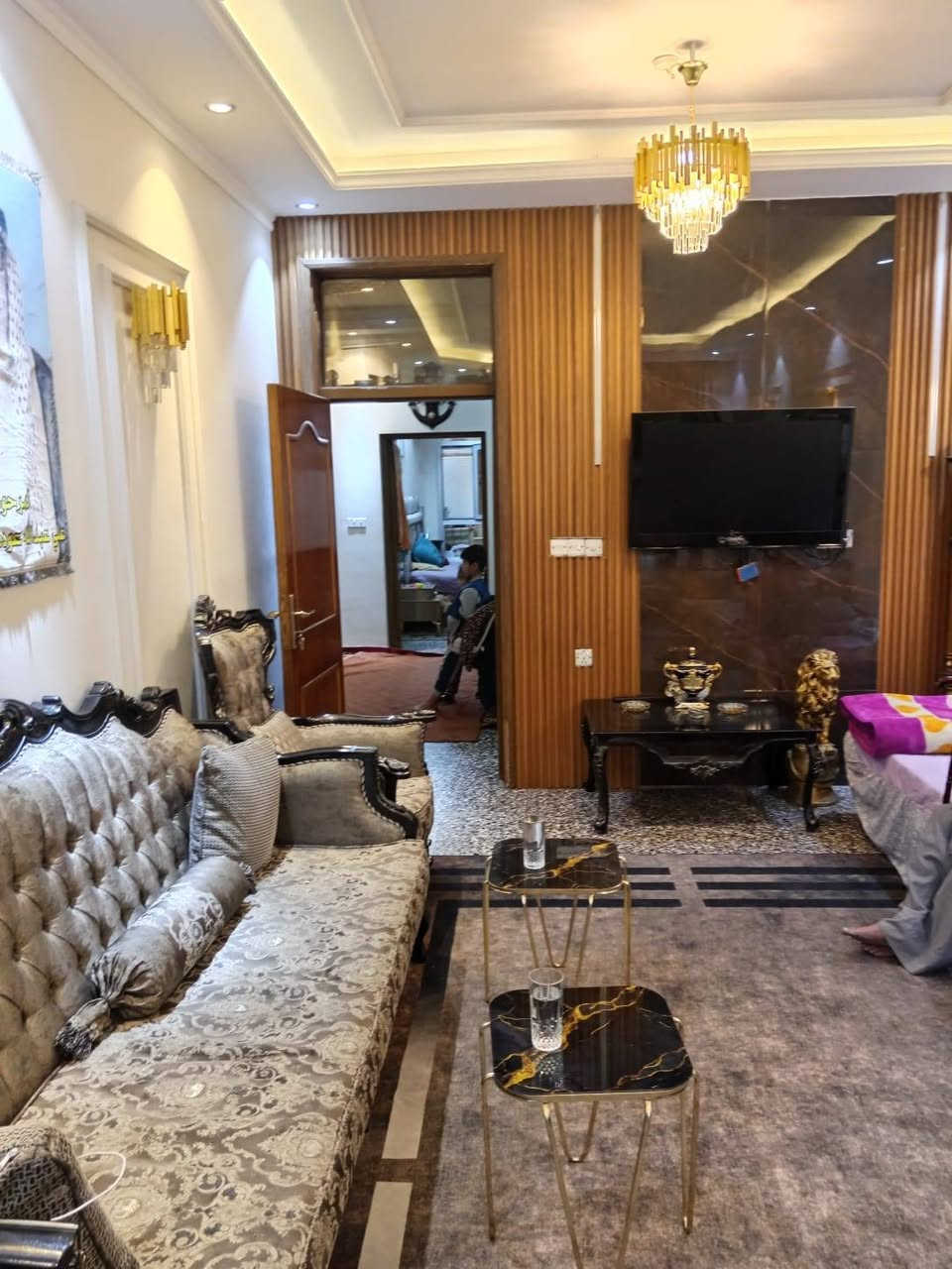 السلام عليكم من رخصت أخوية الأدمن عندي ١٧١م للبيع 📢 مع اثااااث 📢واجة ٨م نزال ٢١.٣٠م بيت جديد بي كراج حديقة مدخلين مدخل مطبخ مدخل صالة جلسة ٢نوم وخدمات منوار اثنين طابق الثاني ٤نوم خدمات مطبخ من ضمن الغرفة سويت كامل الطابق الثالث بيتونة مخزن وسطحين الموقع القاهرة الظباط خلف سنابل لبنان قريب روضة البراعم مربع الذهبي لضباط القاهرة أستفسار على رقم 
***********
