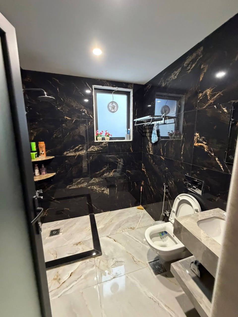 بيت ركن للبيع مجمع كنجان
بيت ولا اروع وتفاصيل راقيه وموقع مميز✨
يتكون من كعده خارجيه 🏡
واستقبال والمطبخ حار و بارد 
و ٦غرف نوم وبيها ١٠ مجموعة صحيات 
ومزبح وحديقتين و الواجها تجي مرمر 
للتفاصيل اكثر:
***********
