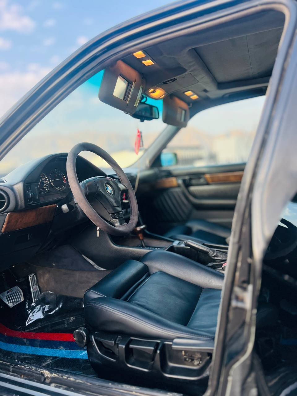 سلام عليكم سياره بي ام دبليو مويل 1994سياره كله M  525 سياره  جديده بمعنه كلمه تريد وكاله تريد تحويل سنويه بسمي  جديد ٣١هزه جديد سياره فول فول حساس دعاميه شغال  سعر سياره 85 وبيه مجال*********** مكان ساره سليمانيه
