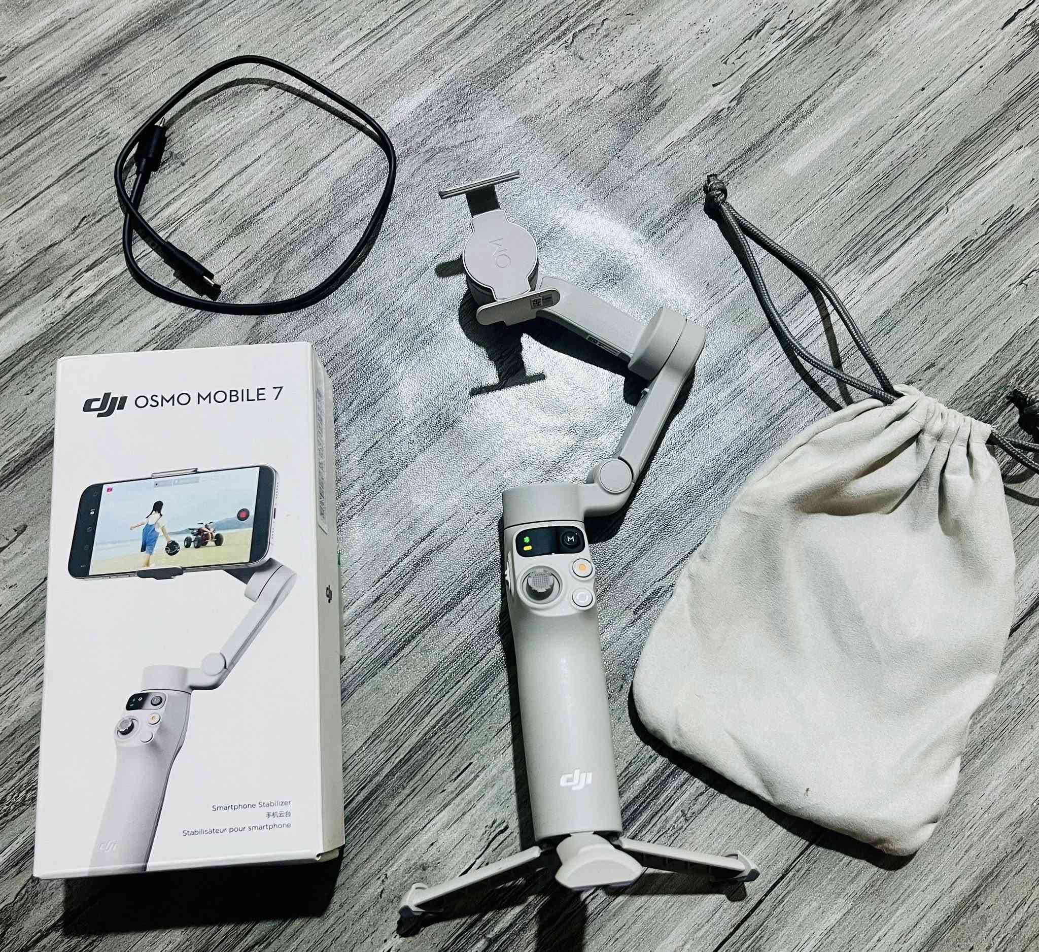 السلام عليكم
للبيع
DJI Osmo Mobile7
ثبات خرافي
بطارية قوية
تصوير سينمائي بضغطة زر
استخدام اسبوع واحد فقط بعده بالكارتون 
مكاني القرنة الثغر
***********

