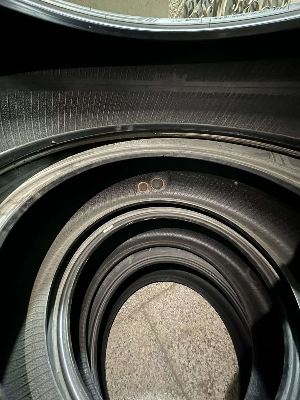 تخم تايرات سورنتو بلادي
تخم تاير سورنتو مالها البلادي ونقشتة مثل ما موضحة وتفاصيلة وحجمة وسنة الصنع موجودة بالصور
مكاني البصرة
للتواصل ***********
