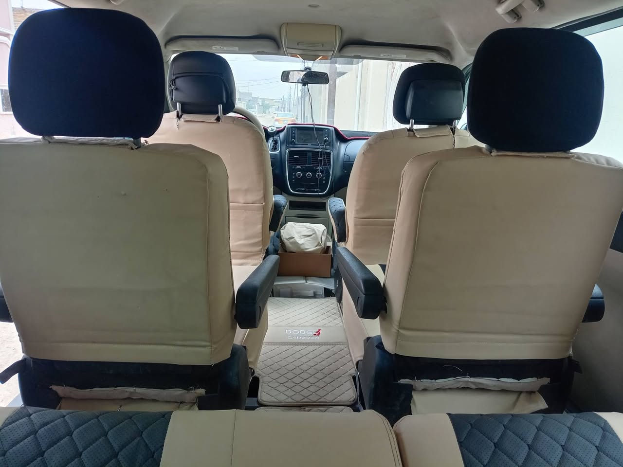 _بيها طخات بسيطة في الجانب اليمين والدعامية الخلفية
_كشن سياحي منفصل ٧ راكب 

_منضومه عاز ٨٠ لتر 

_الحدادية جيدة 

_المحرك والكير جيد 

_ رقم بغداد بأسمي السنوية جديده مشروع وطني مداور ثاني يوم 

_ السعر 133 ورقة وبيها مجال حك الجية 

_مكاني واسط الكوت مركز المدينة 
الرقم : ***********
          ***********
