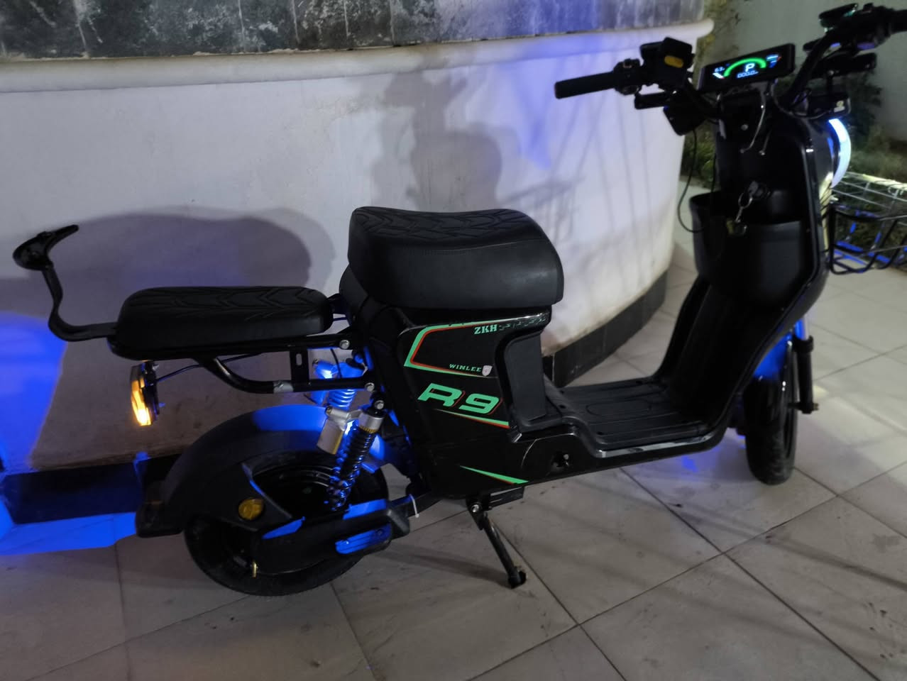 دراجه شحن r9 جيل 25  متكامله استعمال 3 اشهر والدليل عقد الشراء مال دراجه والدراجه اي نقص ما بيها  5 بطاريات ملف 1500 سرعه 109 بل عداد والسرعه الفعليه 65 كلشي شغال بيها وغراضها كامله سعر 430 وبي مجال لطيبين عنوان ناصريه مركز والهاتف ***********
