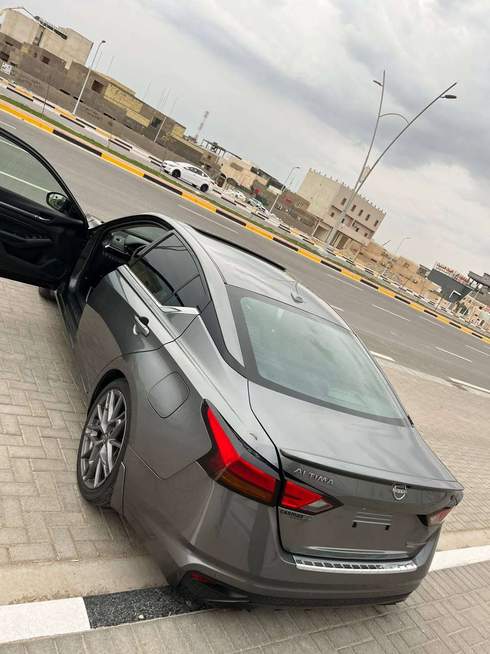 السلام عليكم    للبيع نيسان ألاتيما SR 2023
السياره تقرير غرق كفاله من الضربه والصبغ  
السياره فول موصفات للاخير اعلا فئه بل نيسان 
سستم صوت حساسات رادارات محيطيه كامرات 360 تتفئه تبريد بل كشنات كلش فول الفول  

بيها رصعه مال حاويه وباقيه علا حالها. والباقي كفاله 

مكان السياره بصره 📍

السعر 148$ وبيها مجال قليل 

رقم الهاتف؛ ***********
