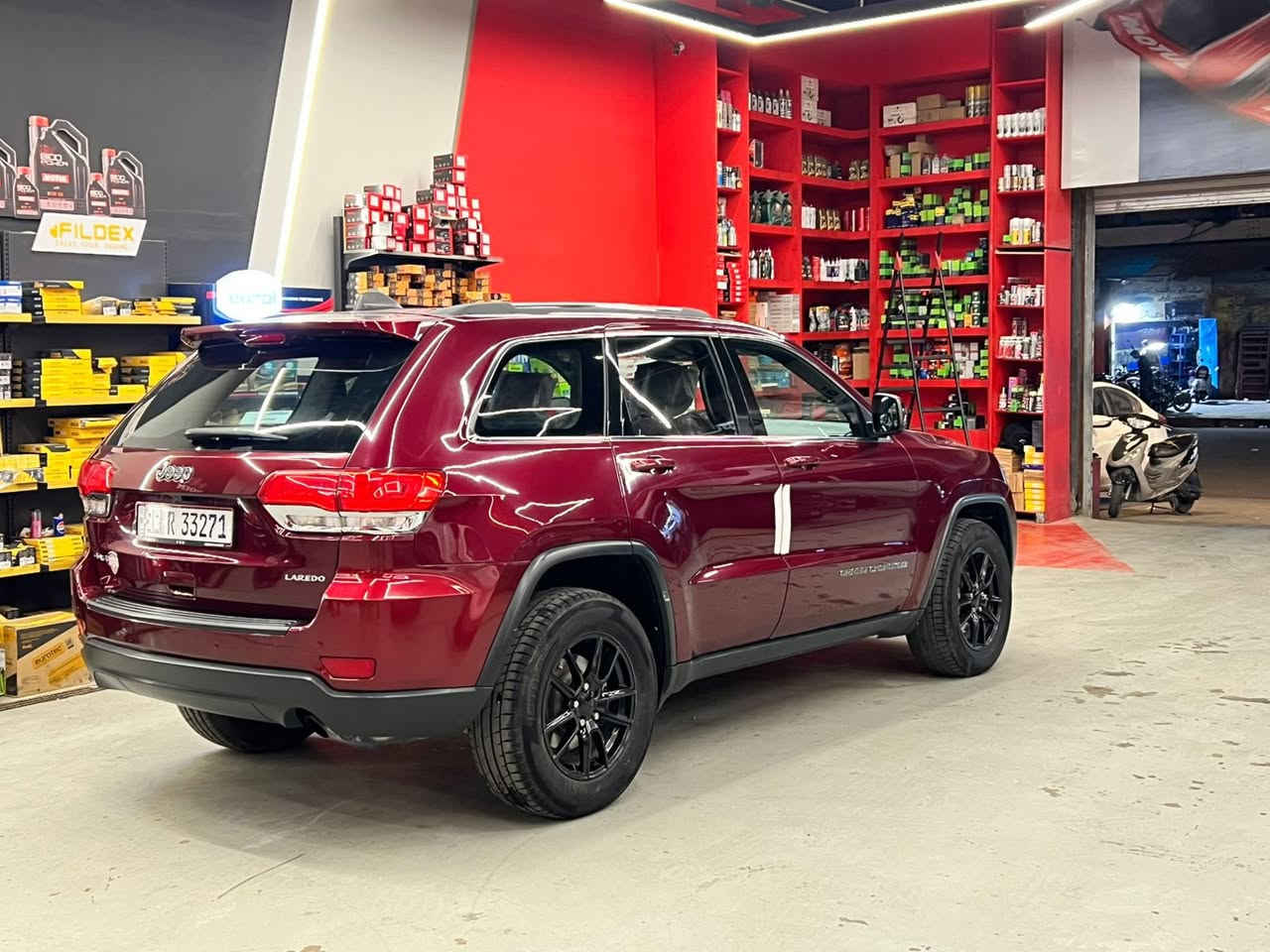 السلام عليكم 
***********
جيب لاريدو 2017 السياره وارد امريكي كلين السياره  السعر 225 اوبيه مجال بسيط فول مواصفات عدا الفتحه كشنات كهرباء جلد تدفئه تبريد شاشه جبيره رادار خلفي حساسات امامي خلفي كامره نضام سبورت محرك 3600 فور ويل سياره جديده بمعنى الكلمه ماشيه 100670km
