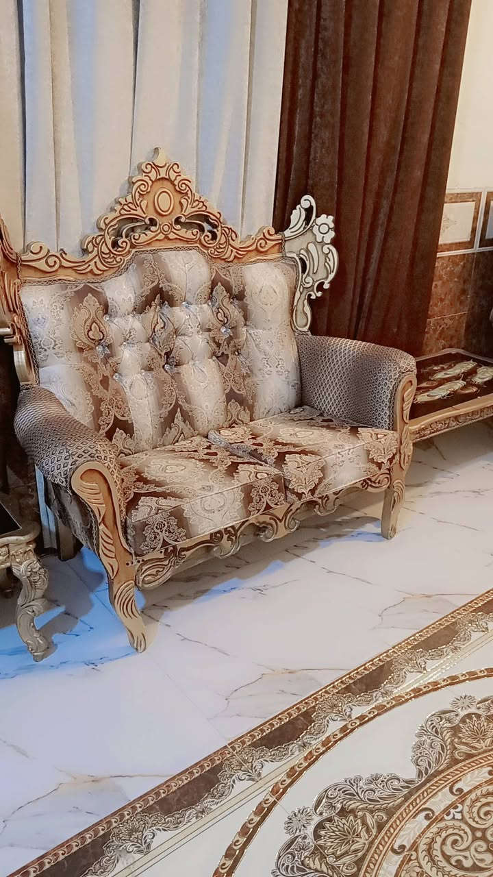 السلام عليكم
تخم 10مقاعد
خمس قطع شراي خل يتصل ***********
السعر 300مع مجال  مستعجل ع بيعته
