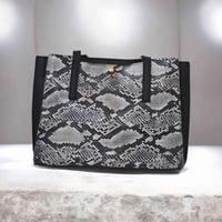 تخفيضات • حقائب نسائية • ملابس أطفال