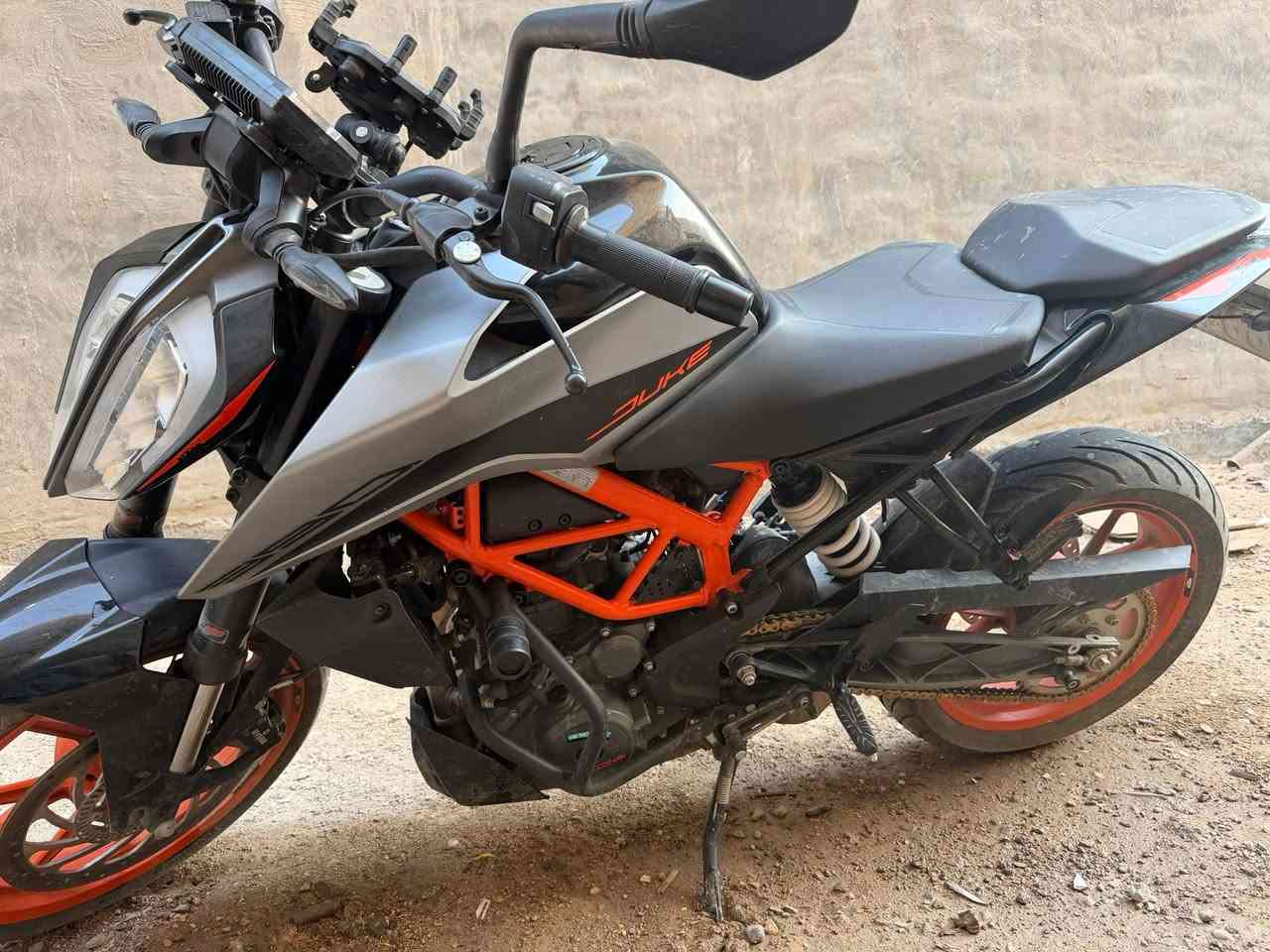 KTM Duke 390 للبيع دراجه نضيفها و مكفولها من كلشي ما مفتوح بيه برغي واحد سبب للبيع مليت من دراجات والله سعر

 كسر 3 مليون ونص دراجه رقم بغداد ثاني يوم تحويل الرقم تلفون بي وتساب فقط ***********
