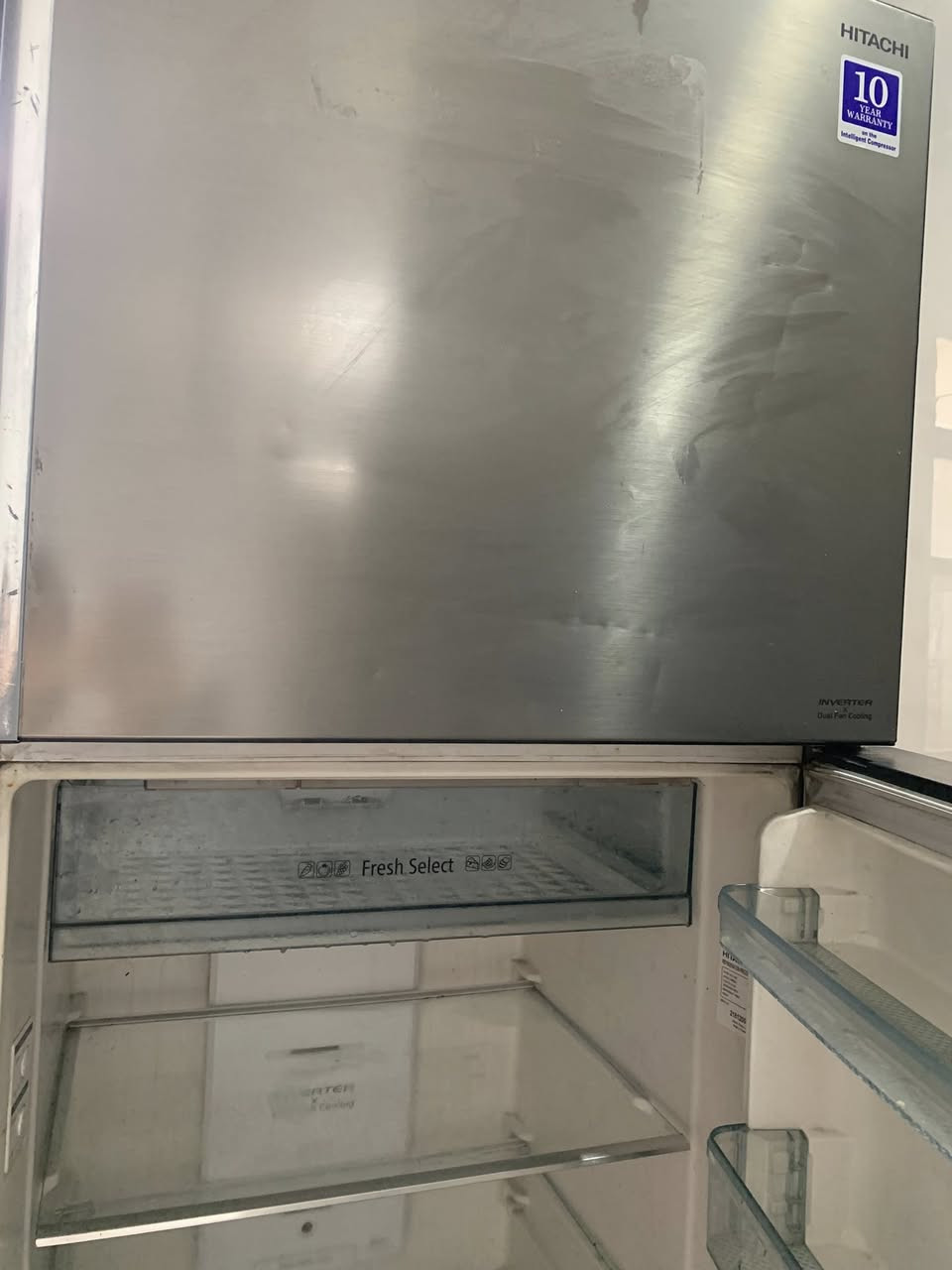السلام عليكم ثلاجه هيتاشي للبيع ١٨قدم وبخاخ انفيرتر تواصل على رقم ***********
