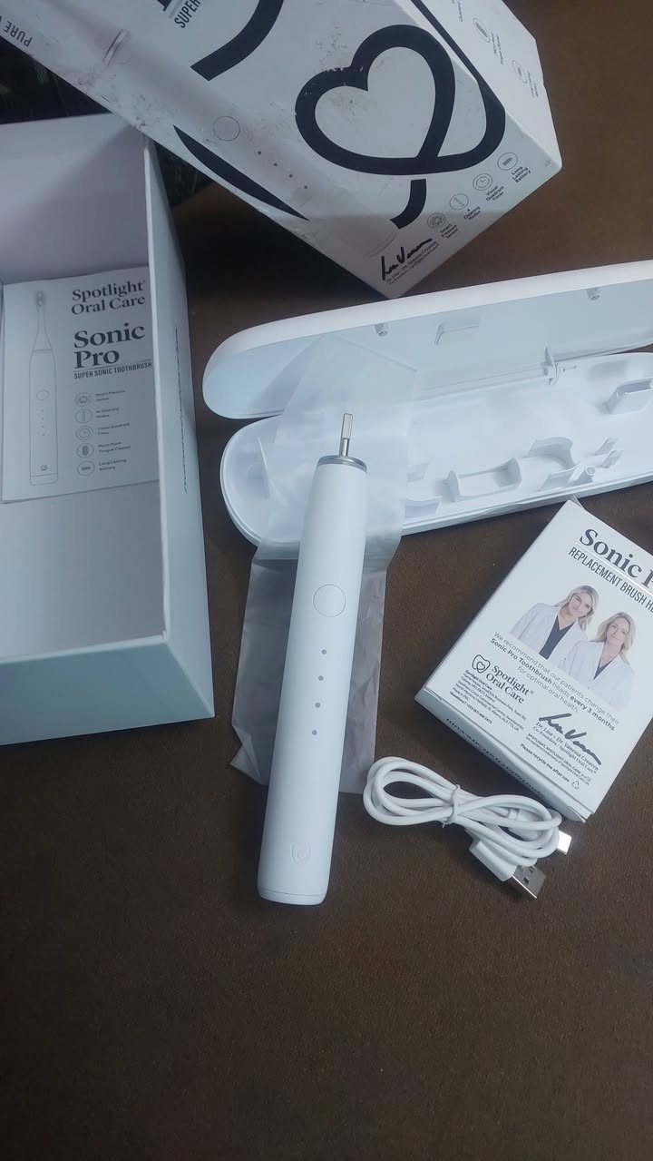 السلام عليكم من رخصة الأدمن عندي هاي القطعه فرشة أسنان اصليه
فرشاة أسنان Spotlight Oral Care Sonic Pro الأصلية (جديدة بالكرتون) - إصدار أطباء الأسنان

نص الإعلان:

للبيع فرشاة الأسنان الكهربائية الاحترافية Spotlight Sonic Pro (الإصدار الأحدث والأقوى)، ماركة أيرلندية عالمية معروفة. الجهاز جديد تماماً وغير مستعمل (بالباكيت)، ممتاز كهدية أو للاستخدام الشخصي للي يبحث عن نظافة بمستوى عيادة الأسنان.

مميزات الجهاز:

تقنية السونيك المتقدمة: 50,000 حركة بالدقيقة (تنظيف أعمق 9 مرات من الفرشاة العادية).

4 أنظمة تنظيف: (تبييض، تلميع، تنظيف عميق، وللأسنان الحساسة).

حماية اللثة: حساس ضغط ذكي ينبهك إذا ضغطت بقوة حتى يحمي المينا واللثة.

بطارية عملاقة: الشحنة الواحدة تكفي لمدة 70 يوم (أكثر من شهرين!).

مؤقت ذكي: يساعدك تخلص التنظيف بالوقت المثالي (دقيقتين).

محتويات العلبة كاملة:

جهاز الفرشاة (لون أبيض ثلجي Pure White).

3 رؤوس فرشاة أصلية (تكفيك لفترة طويلة).

حقيبة سفر أنيقة وقوية.

قاعدة شحن مغناطيسية مع كابل USB-C.

السعر المطلوب: [ 175,000 الف]
ملاحظة: السعر في المواقع في العراق 456000 الف 

المكان: [بغداد الزعفرانيه ]


**إذا كنت صاحب هذا الإعلان وتريد حذفه لأي سبب، رجاءا أرسل رسالة إلى الدعم الفني**