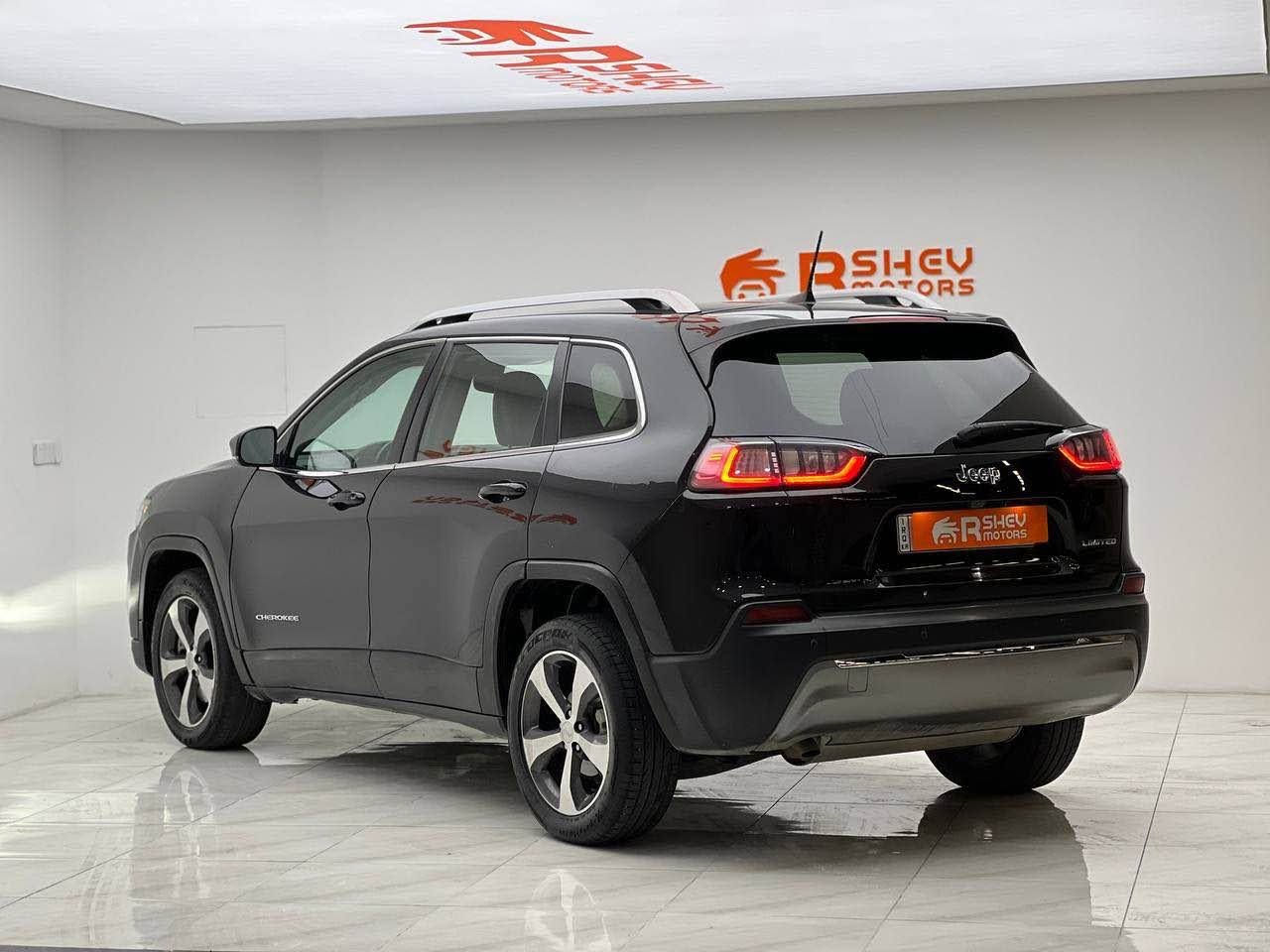 Jeep Cherokee 2019
جيب شيروكي ٢٠١٩
السيارة مواصفات limited فول بدون فتحة
مكينة v4(2.4)
51,000ميل ماشية
ثلاث قطع صبغ بدون دواخل 
و ایرباکات مرجع سستم شرکة 
ب سعر 117$ ورقة و بي مجال

مكان السيارة

دهوك -معرض ارشف R-Shev
رقم51 من معارض التيرمينال 

***********
*********** دهوك, العراق
