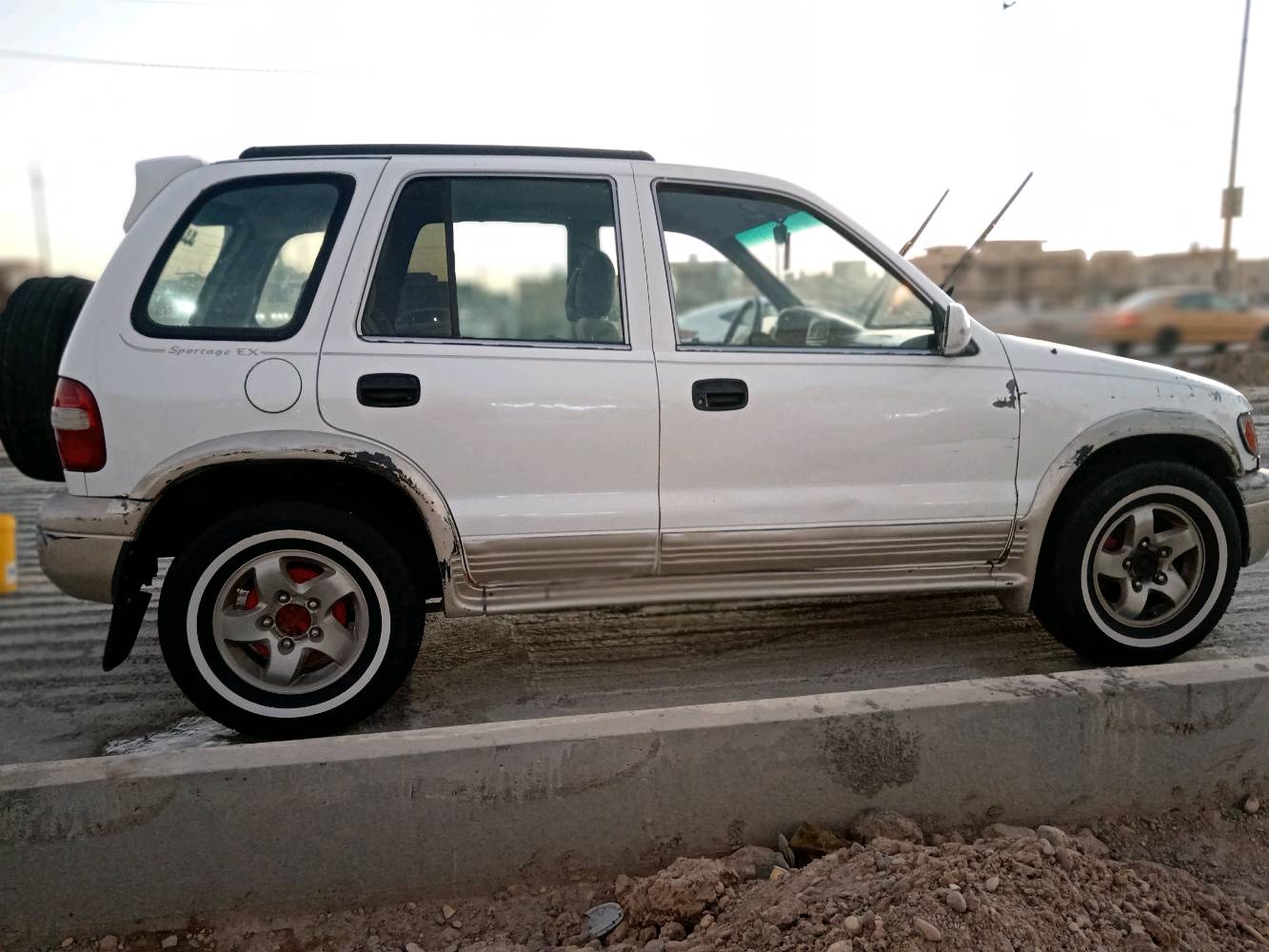 كيا سبورتج موديل 2000 محرك 2000 دوش مسكر بيها خيط رقم بغداد موازي سنوية ساقطة ب 22 بيها جاملغ الايمن بي ضربة مانازلة جوة تبريد شغال تخم تاير باتري جديد حدادية 70% مكان السياره ميسان
