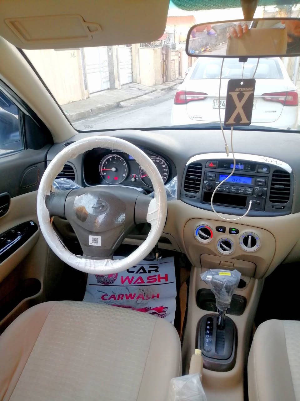 السلام عليكم اكسنت. دبدوب موديل 2010 السعر 105  ***********
فيفتي محرك 16 اصلي كير محرك شرط طخم أمامي خلفي 

تبريد تدفئه شرط جديد طخم تايه داخل لونين توماتيك جامات كهرباء ربع بوند الصبغ بدون دواخل خلاااص سنويه 31 شرط التحويل سياره جاهزه مكاني موصل
