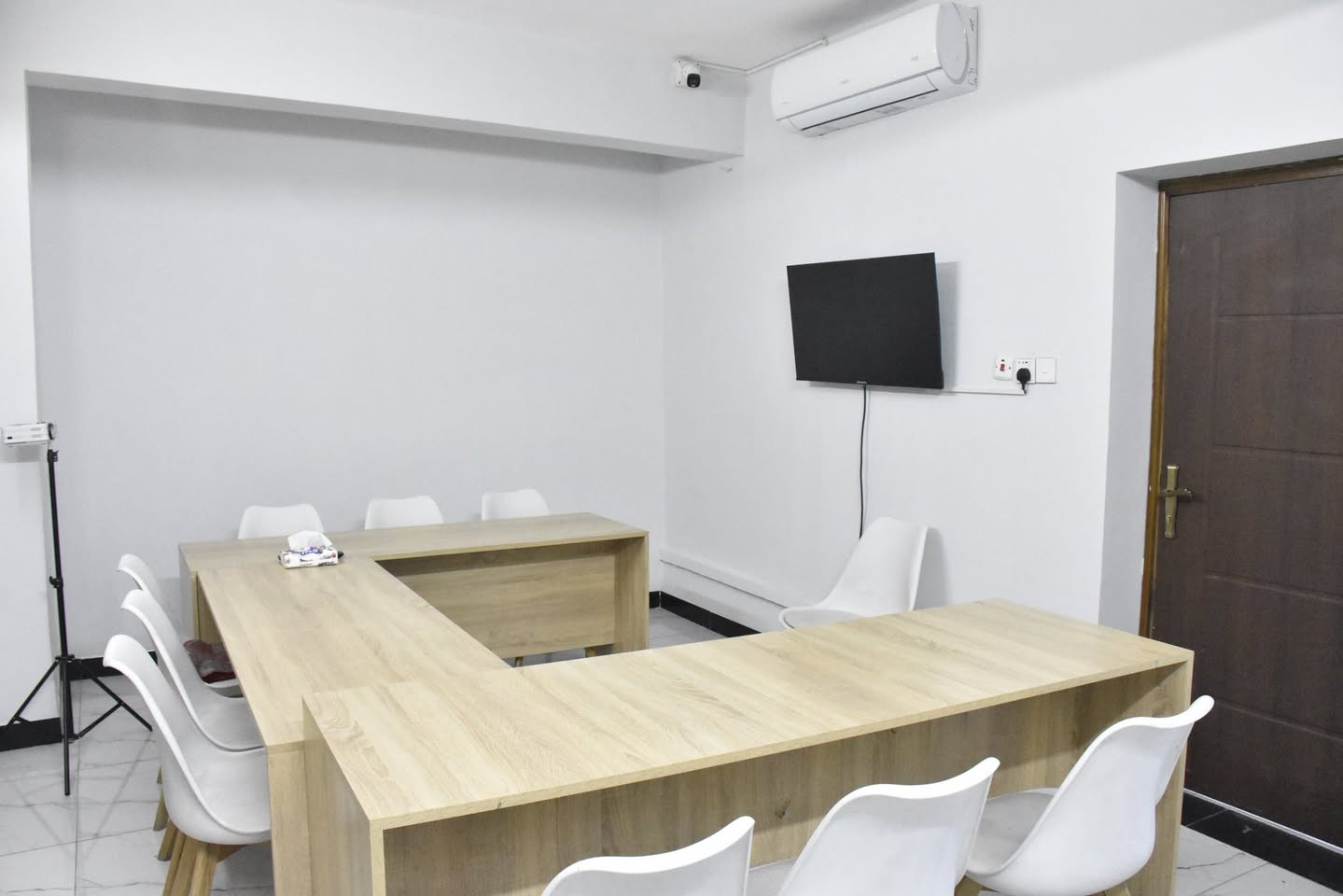 مدرّب؟ أستاذ؟ طالب بكالوريوس او دراسات عليا ؟ 
عندك محتوى تدريبي وتدور على مكان يليق بيه؟
مركز تاج المعرفة للتدريب والتطوير يوفّرلك قاعات للإيجار مجهّزة بكلشي تحتاجه حتى تقدّم دورتك بأعلى مستوى!
📺 شاشات عرض ذكية وحديثة
❄️ تبريد 
 🔥 تدفئة
🌐 إنترنت سريع
⚡️ كهرباء مستقرة 
للاستفسار والحجز، تواصل ويانا على أرقام وروابط المركز
 0770 621 0699
أو زورنا مباشرة.
📍 بغداد -حي حطين-نفق الشرطة- خدمي الاطباء-مقابل مختبرات النخبة 
اوقات الدوام من السبت للخميس 
من 9 صباحا إلى 10 مساءا
