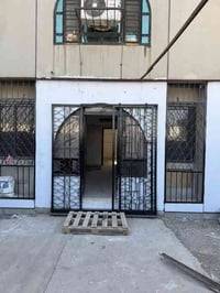 السلام وعليكم شقه ارضي ساحه ٣٠١ ركن لبيع بدون دلال مباشر من صاحب الشقه...