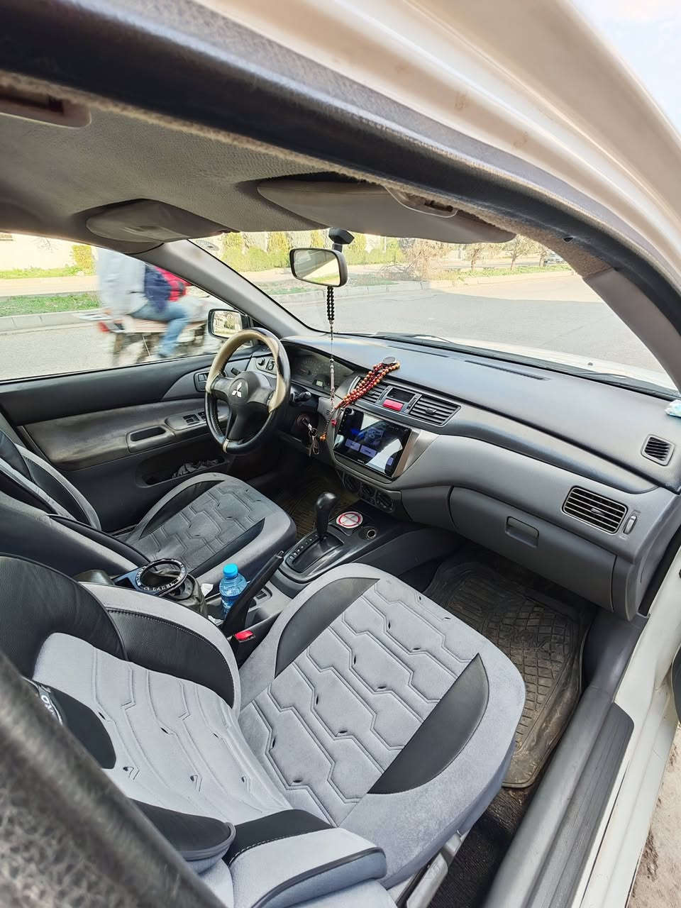 لانسەر مۆدێل 2007 مەکینە بچووک، بەشەرتی گێڕ و مەکینە 
سێ پارچەی هەیە،
لەگەڵ سێ چوار پەلەیەک،
سەیارەیەکی زۆر توندووتۆلە نزیک سێ ساڵە لای خۆمە  شاشە ئایپاد ناو و دەرەوەی جوانە ڕەقەم هەولێرە و سەنەوی ژینگە هەمووی نوێیە سەنەوی تا مانگی چواری 2029 نوێیە،
سەیارەکە بەناوی خۆمە، بەشەرتی ئەوەشی هی خۆم بێت و هی مەعرەز و شتی وا نەبێت. 
نرخی 73 وەرەقە و مامەڵە. 
0750 702 16 92

whatsup ✔
