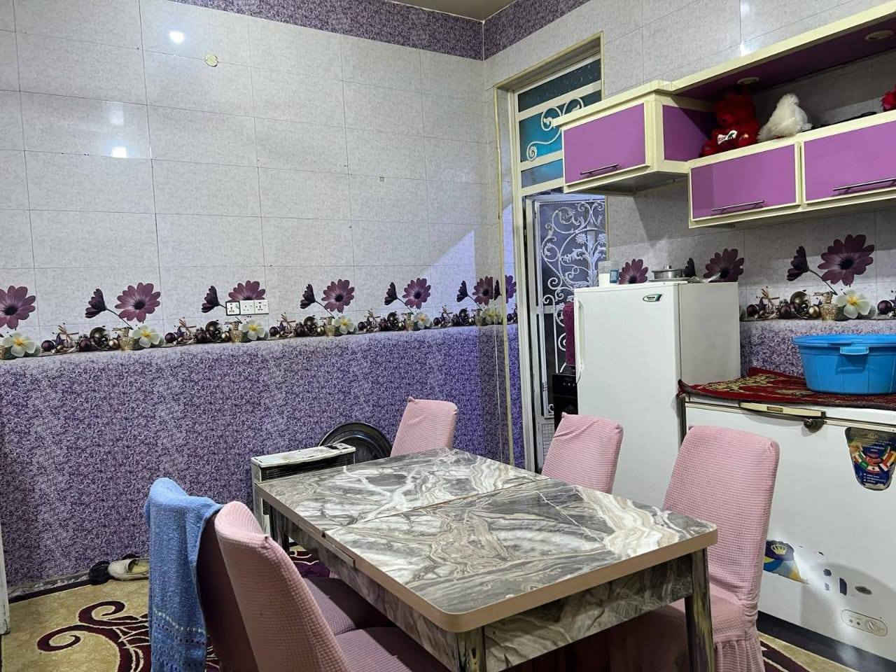 بيت للبيع 200 متر بناء طابوك اربع غرف وصاله عدد 2 استقبال مطبخ بارد والثاني حار  مخزن و صحيات جوه وصحيات فوك شغل درجه اولى الموقع حي الأسرى الزراعي شارع سكلة شامل والشارع كامل خدمات ماء كهرباء مجاري ونت ضوئي قريب على الشارع للاستفسار ***********
