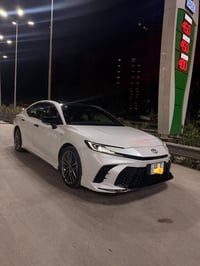 💙 تويوتا كامري 🚗 TOYOTA CAMRY HYBRID 2025  🔹 الموديل: 2025 🔹 المحرك: 2...