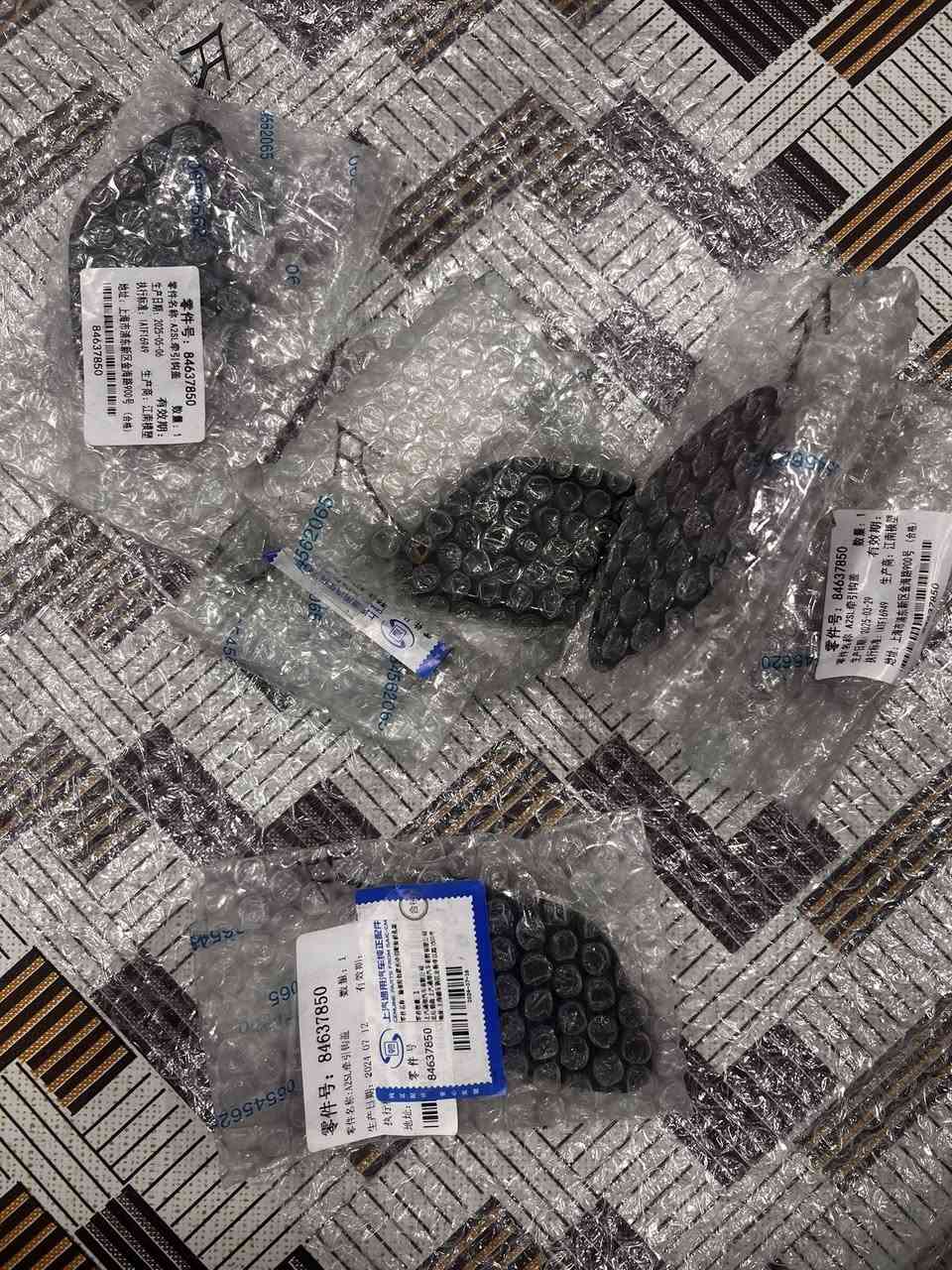 السلام عليكم قطع غيار كديلاك CT5 AND CT4 كلشي موجود بالصور موجود يمي للتواصل ***********
او ***********
