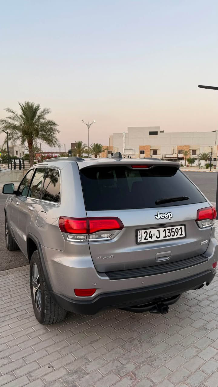 جيب شيروكي تريل 2020 
3.6 vvt 
دفع رباعي 
وارد امريكي 
حادث بسيط بس دعاميه بدون دواخل بدون ايرباك وهاذا رابط الحادث : 

https://en.bidfax.info/jeep/grand-cherokee/13954399-jeep-grand-cherokee-laredo-2020-silver-36l-6-vin-1c4rjfag8lc357416.html 

ماشية 63 الف ميل 
فول مواصفات 
 فتحه سقف
تحكم ستيرن 
حساس دخول الابواب لمس 
كير متعدد وضعيات الطريق 
كشنات قماش وجلد 
مرايات نقطه عمياء 
حساسات 
كاميرا خلفيه 
كامرا دواره
بصمة 
تشغيل عن بعد ريموت
كشنات امامي كهرباء
كشنات امامي تدفئه
تدفئة ستيرن
باب جنطه كهربائي 
گير ومكينه قويه 
عزم ونشاط فول 
مثبت سرعه 
تبريد قطعتين 
شاشه كبيره 
ويل نظيف تايرات جديد
صدر جديد 
هزه جديده 
السياره ما بيها ولا ملاحظة
و ما ناقصها شي نظيفة جدا 
حتى كتلوكات الشركه بيها  
السيارة على وضع الشركة
للتواصل ع الواتساب 
*********** تكريت, صلاح الدين
