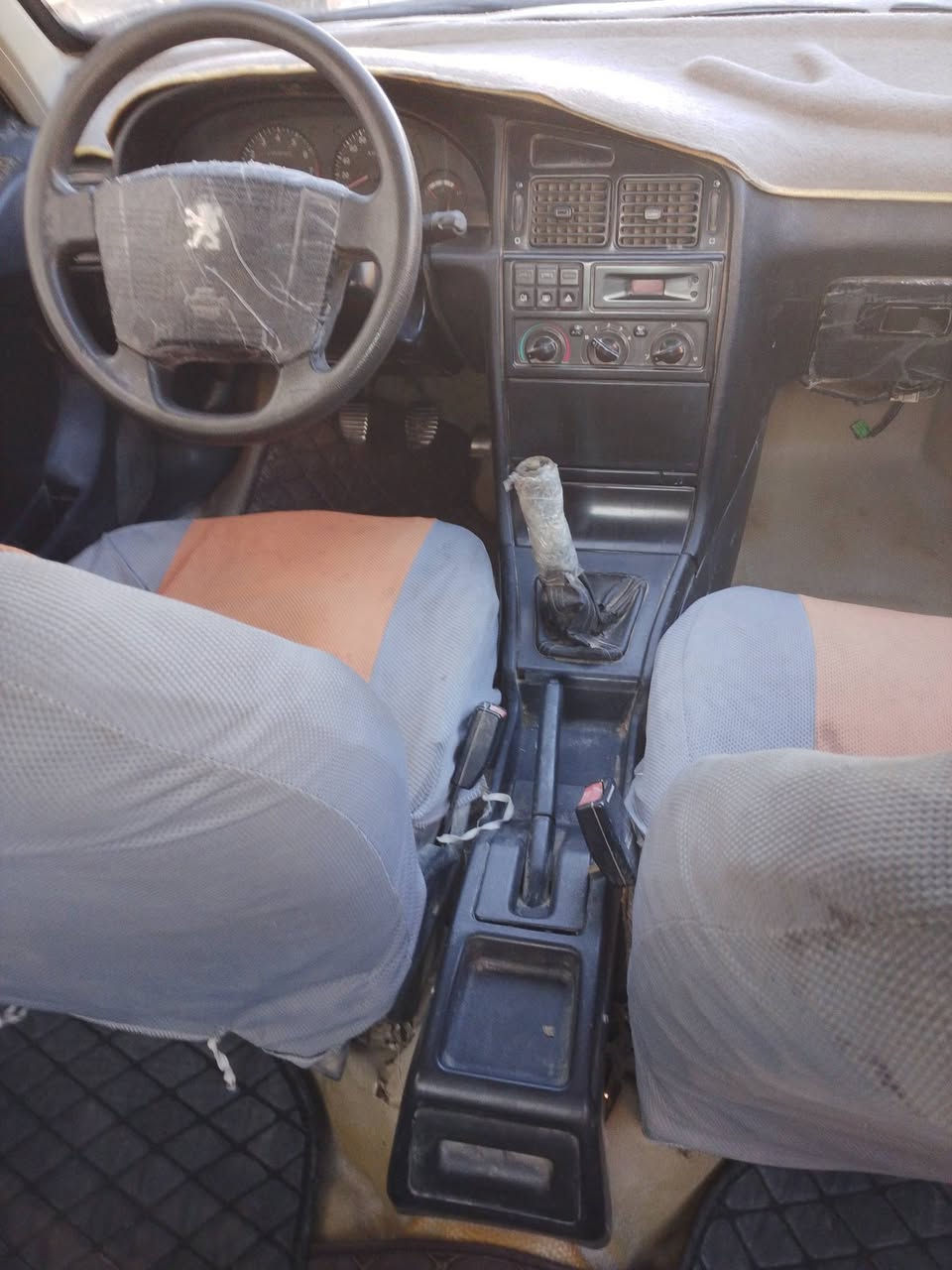 بيع مستعجل 
بيجو 405
موديل 10
سياره شغاله بس عايزه ترتيبات 
تبريد شغال 
كهربائيات كله شغاله 
سياره بيه طخه بالجنطه ومعمره 
وتلكيطات الخياسات .
السياره حلوه نصبته 
***********
السعر 23وبيه مجال بيع مستعجل
