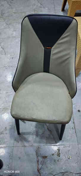 ميز مكتبي مستعمل مع كرسي مستعمل جلد للبيع
***********
