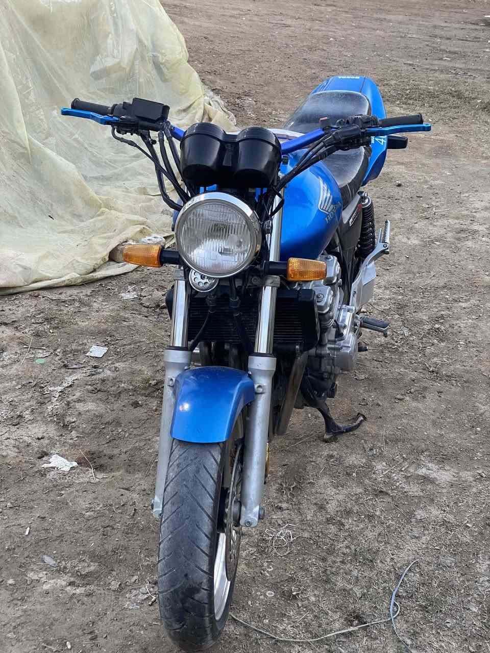 ‏السلام عليكم 
‏دراجه سيبي فور 400 جيل ثاني ١٦ ولف أوراق كامله دراجه اول وثاني وثالث  بطناش دراجه مال واحد جناي مكينه وكير كفاله دراجه مابيه نقص نضافته  كدامك صورة كهربائيات كله شغاله لايت بك لايت أشاير  دشبول كله شغال
‏معدل ١٨٠ شرط  نكره بكل وقت مكان دراجه كربلاء. السعر 20$ ورقه
***********
