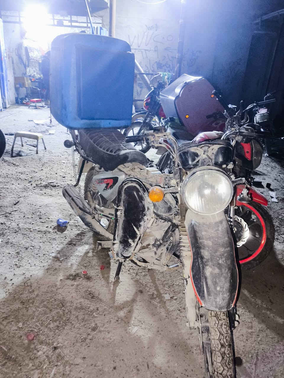 سلام عليكم شباب بوكسر 2023 دراجه رقم انكليزي وسنويه بيها حادث مثل ما موضح بصوره شاصي بي عواج قليل كلش سعرها 1300وبيها مجال عنوان بغداد البلديات رقم الهاتف ***********

