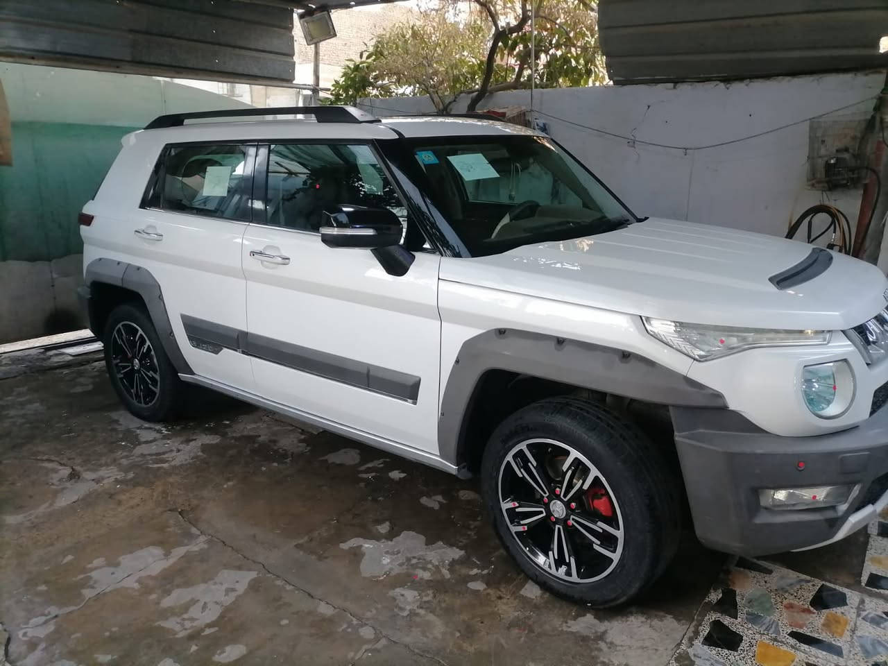 السيارة من نوع بايك (BJ20)موديل (2020.) صيني يجي محرك كير صدر  ياباني مسيوبوشي بلادي محرك زنجيل رواجز المرغوبة لا قايش ولا غيرة زنجيل قوي نوع vvt المرغوب جدا 
- حرة، رقم بغداد انكليزي باسمي.
- تحويل بأي وقت.هزة جديدة 
- السيارة مكفولة من كل شيء.
- فول الفول، مواصفات عالية:
    - بانوراما.
     -كشن جلد  كهرباء 
 -مغلفة كشناتة مخمل وجلد                                               للحفاظ على كشناتة 
    - بصمة أبواب.
    - بصمة تشغيل.
     -بصنة جنطة 
     -هند بريك بصمة
     -محرك ياباني vvt مسيوبوشي اصلي المرغوب 
    - زراكات. لايت 
    - لايت زنون عالي ناصي. زنون 
    - محرك 1500 تيربو بدون دونز                      
    - تبريد .
    -شاشة اعطال 
    - شاشة أندرويد جديدة.
    - تحكمات ستيرن 
    -  ويلات كروم تاير جديد حجم 18
    -هواي بية مواصفات 
    - السعر:( 130 )
    -   وبيه مجال.اخوان للعلم اغراض السيارة كلة مسيوبوشي اغراضة متوفرة عند اي وكيل ياباني كير محرك صدر كلة ياباني 
    - عنواني: .
    - رقم الهاتف للاستفسار:               ***********
 (متوفر على واتساب).
-  اذا اكو مراوس حسب القناعة هم اراوس
