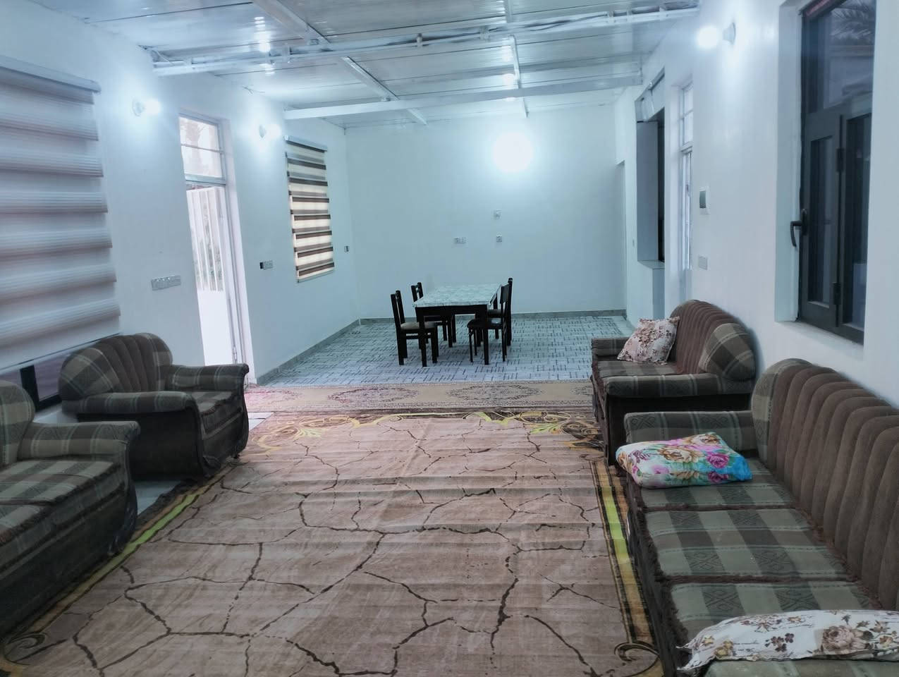 السلام عليكم مزرعه لل ايجار اليومي دار استراحه مع العاب اطفال ومكان للشواء مطبخ متكامل واستراحه متكامله للعوائل لل استفسار الخاص مفتوح او الاتصال على رقم الهاتف*********** المكان الراشديه البحيات قريب على جامع عبد الكريم ابو غازي
