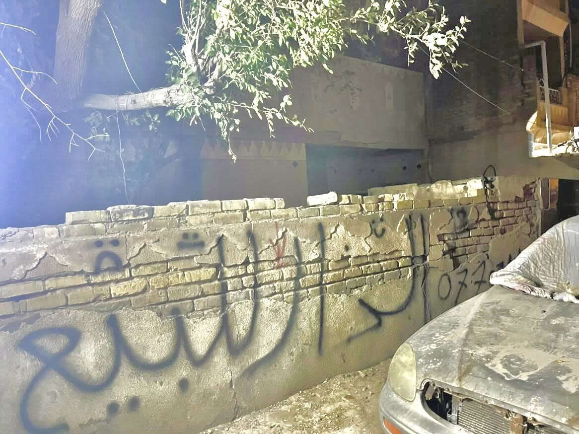 السلام عليكم 
 
دار للبيع المساحة 200 متر 
منطقة سبع البور الالف
يحتوي غرفيتن نوم واستقبال ومطبخ + صحيات 
طابق واحد للمعلومات يحتاج صيانة كامل البيت 
للاستفسار الاتصال على الرقم *********** 
واتساب او رصيد
