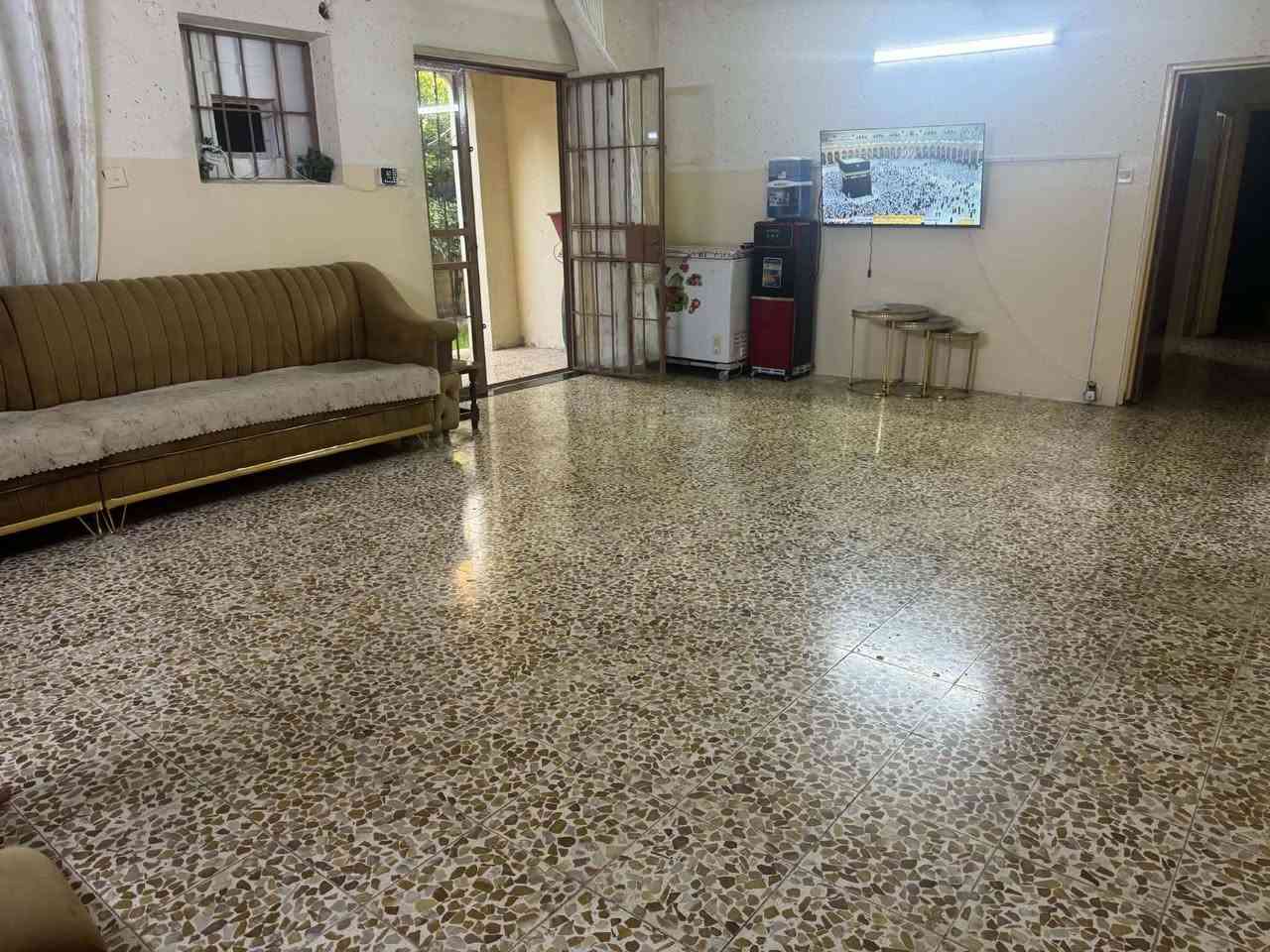شقة ارضية للبيع 

 منطقة البناء الجاهز 
   تتكون من 3 غرف وهول واستقبال ومطبخ وصحيات  + حدايق عدد 2  المساحة 170متر ملك صرف للاستفسار ***********
