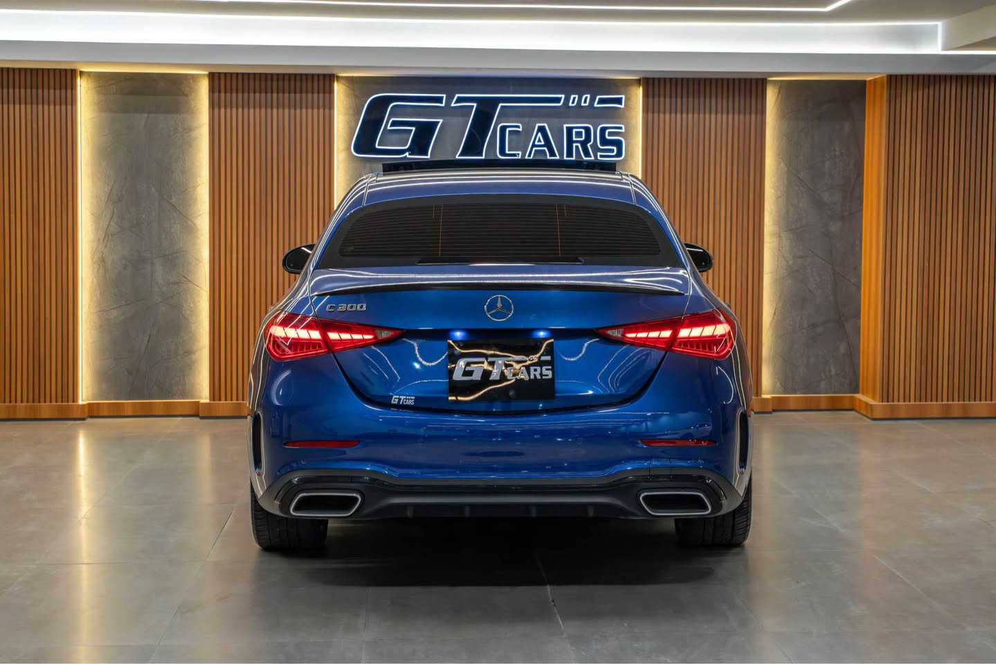 رقم السيارة :  بدون رقم يترقم شمالي 
موقع السيارة : دهوك 
نوع السيارة : مرسيدس C300 AMG 
موديل السيارة :  2023
المسافة المقطوعة: 35.000 ميل 

مواصفات: AMG 1/1 

محرك 4 سلندر تيربو سعة 2.0 لتر.
قوة حوالي 255 حصانًا وعزم دوران عالٍ.
تسارع من 0 إلى 100 كم/س في حوالي 6 ثوانٍ.
ناقل حركة أوتوماتيكي 9 سرعات (9G-TRONIC).
أنظمة قيادة متعددة (Eco, Comfort, Sport, Sport+, Individual).
التصميم الخارجي (AMG):
حزمة AMG (دعاميات، جنوط 19 بوصة).
شبك أمامي بتصميم الألماس.
مصابيح أمامية وخلفية LED.
مرايا جانبية قابلة للطي كهربائياً.
التصميم الداخلي والمقصورة:
مقاعد رياضية كهربائية مع تدفئة وذاكرة.
عجلة قيادة AMG.
تطعيمات داخلية (مثل الكاربون فايبر).
إنارة داخلية محيطية متغيرة الألوان (64 لون).
سقف بانورامي.
التكنولوجيا والترفيه:
نظام MBUX الترفيهي.
شاشة لمس مركزية كبيرة (11.9 بوصة) وشاشة للسائق.
نظام ملاحة Apple CarPlay & Android Auto.
نظام صوتي محيطي Burmester.
تشغيل بالبصمة.
ميزات الأمان والمساعدة:
كاميرات 360 درجة وحساسات أمامية وخلفية.
رادار أمامي وخلفي، تنبيه تصادم، ومراقبة النقطة العمياء.
نظام تتبع المسار / تنبيه الخروج من المسار.
مساعد ركن ذاتي (Auto Park). 

ملاحظات: مكفوله كفاله عامة وارد امريكي 

السعر 37.000$ 

للأستفسار اكثر اتصل على ارقام التالية 

***********واتساب 
***********اتصال فقط دهوك, العراق
