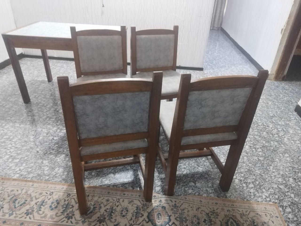 ديوان ٩ مقعد. بدون اي. ضرر السعر ١٩٥ نهايته.
ميز طعام ٤ كراسي ٨٥ نهايته 
 المكان ابو. غريب موجود توصيل بكروه
***********
