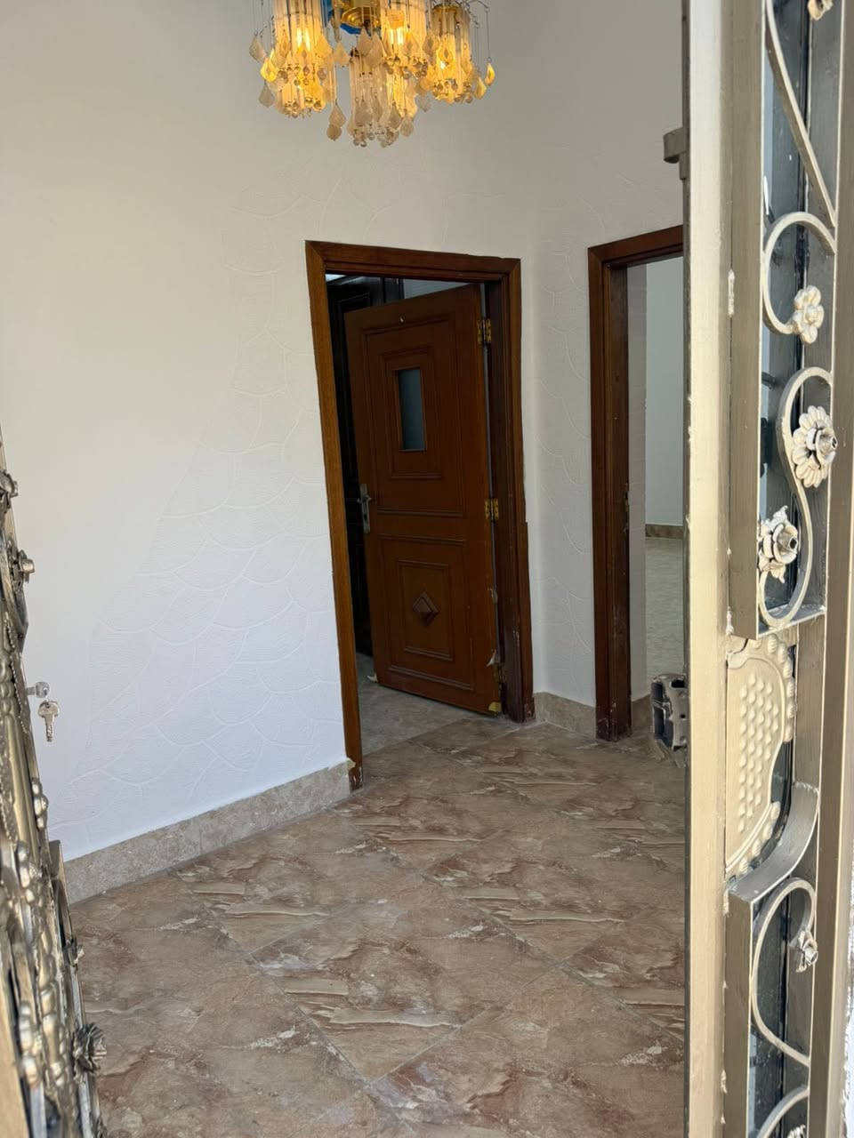 دار للبيع في الجبيله الخربطليه  

المساحه / ٢٥٠ م  
الواجه / ١٢.٥ م

الطابق الاول معزول عن الطابق الثاني

الطابق الارضي يحتوي ع:  
غرفه + صاله + مطبخ + استقبال + صحيات + حديقه + كراج

الطابق الثاني شقه معزوله تحتوي ع:  
٣ غرف + استقبال + مطبخ + صحيات + سطح

السعر / ٥٥٠ مليون

للاستفسار عقارات الاملاك  
التواصل ع الارقام التاليه:  
***********  
***********
