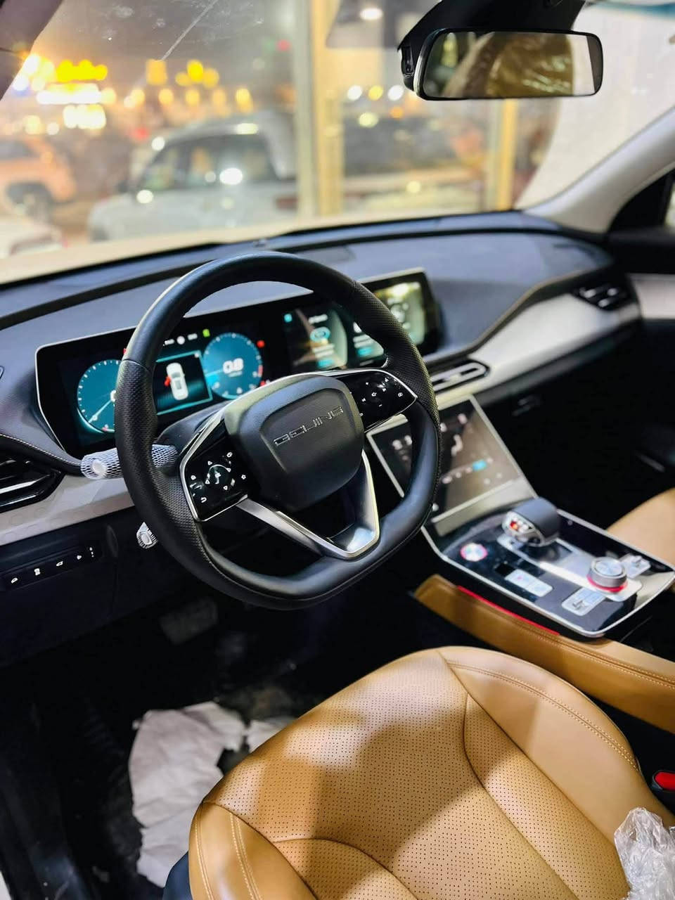 بايك x7 السعر 28 
المواصفات التقنية والأداء:
​المحرك: 1.5 لتر تيربو (Turbocharged).
​القوة: تنتج قوة تصل إلى 188 حصان.
​ناقل الحركة: أوتوماتيكي مزدوج الكلتش (7 سرعات DCT) لتغيير سرعات سلس وسريع.
​نظام الدفع: دفع أمامي (FWD).
​✨ المميزات الخارجية:
​إضاءة LED أمامية وخلفية بتصميم "أفق" عصري.
​مقابض أبواب مخفية (تخرج تلقائياً عند الاقتراب).
​فتحة سقف بانورامية واسعة جداً.
​جنوط ألمنيوم قياس 19 إنش بتصميم رياضي.
​🛋️ المقصورة والرفاهية (من الداخل):
​ثلاث شاشات رقمية: (شاشة عدادات، شاشة ترفيه مركزية، وشاشة للتحكم بالتكييف).
​مقاعد جلدية فاخرة مع خاصية التبريد والتدفئة والتدليك (للمقاعد الأمامية).
​نظام إضاءة محيطية (Ambient Lighting) بألوان متعددة.
​مساحة خلفية واسعة جداً توفر راحة تامة للركاب.
​🛡️ أنظمة السلامة والذكاء:
​نظام الاصطفاف الذاتي (Auto Parking).
​كاميرات محيطية 360 درجة عالية الدقة.
​رادار وكروز كنترول ذكي (نظام تثبيت السرعة التكيفي).
​نظام الحفاظ على المسار وفرامل الطوارئ التلقائية.


**إذا كنت صاحب هذا الإعلان وتريد حذفه لأي سبب، رجاءا أرسل رسالة إلى الدعم الفني**