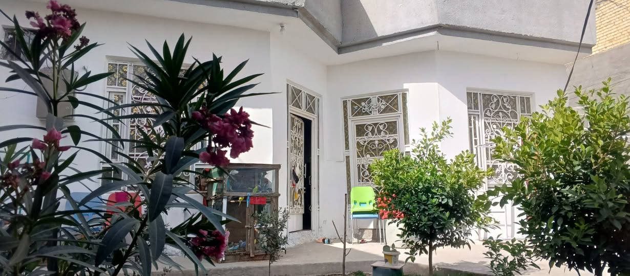 سلام عليكم دار للبيع مكانة صويرة شارع المطار خلف نصير ابو الدهن يبعد عن الشارع العام 200م المساحة 200 يحتوي على كراج حديقة غرفتين صالة منور إلى اخر....   واجهة 11  سعرة 52 بي مال للشراي مكلف بل نشر ***********
