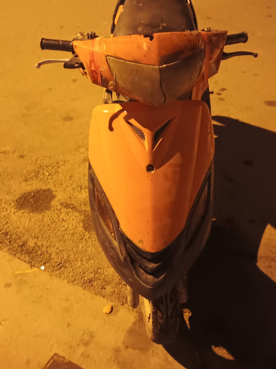 ماكس 140 لون مميز برتقالي شلعه ومعدل فول محرك ناعم ومستقر بس عوزها كعكه صالنصه نكره سلف اشاير شغلات لايت امامي واكف كيج بانزين يُشَتغلً رايدها ب 260 ومجالها بسيط عنواني بغداد حي العامل ***********
