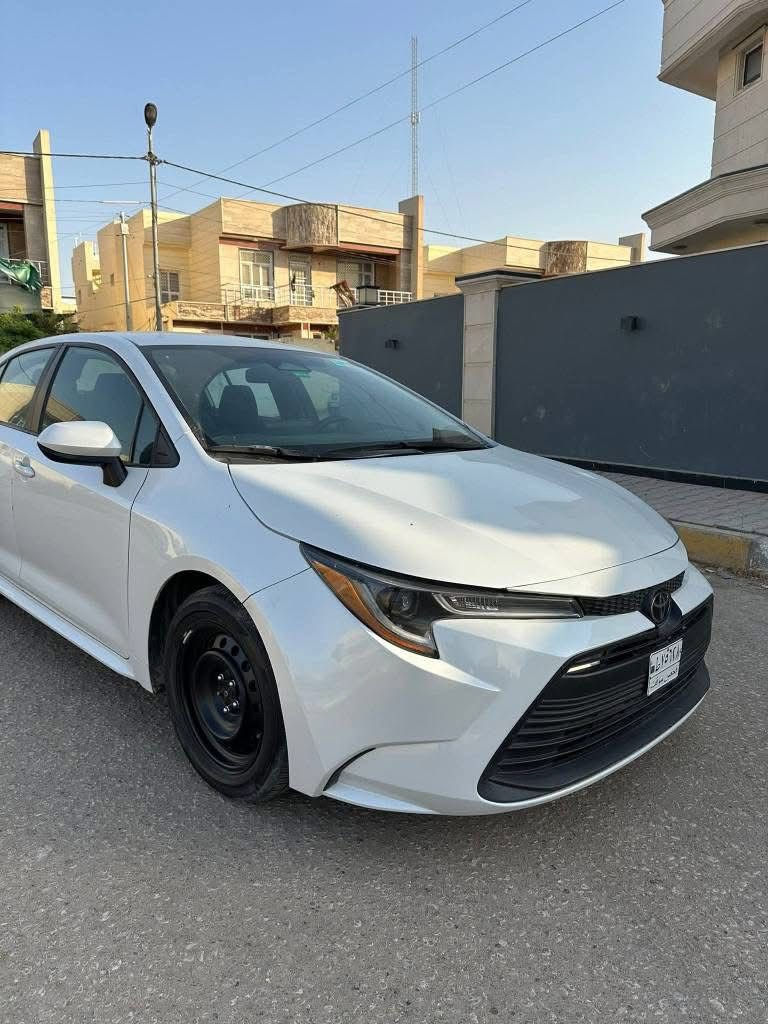 ⸻
🚗 للبيع 
– تويوتا كورولا 2023 LE وارد أمريكي 🇺🇸
اللون: أبيض لؤلؤي أنيق 🤍
اللوحات: رقم فحص مؤقت – باسمي المنفيس مباشرة
الحالة: جاهزة تمامًا – لا تحتاج أي مصاريف إضافية 🔧

✨ المواصفات والتفاصيل:
 • محرك 2000 لتر بنظام VVT-i، أداء اقتصادي وقوي بنفس الوقت ⚙️
 • ناقل أوتوماتيكي ذكي بنقلات ناعمة جداً
 • نظام رادارات أمان + حساسات أمامية وخلفية
 • كاميرا رجوع عالية الدقة + شاشة وسطية لمس
 • تحكم ستيرن مع أزرار تحكم صوتي وبلوتوث
 • تبريد وكالة قوي جداً ❄️
 • وسائد هوائية متعددة (أمامية + جانبية) لضمان السلامة
 • إضاءة LED نهارية، ومرايا جانبية كهربائية مع إشارات
 • السيارة نظيفة ميكانيكياً 100% – المحرك، القير، الشاصي، والسيستم الكهربائي بحالة ممتازة ✅

🛠️ الضرر السابق:
 • فقط تبديل جاملغ وتصليح باب، تم العمل  وبمهنية عالية (السيارة مستوردة ومصلحة على أيدي) 👨‍🔧

📌 السيارة جاهزة تماماً، خالية من المشاكل، ومجربة ميدانياً

الاستفسار الاتصال 
***********
📞 للتواصل والمعاينة: متاح للجادين فقط
💰 السعر
